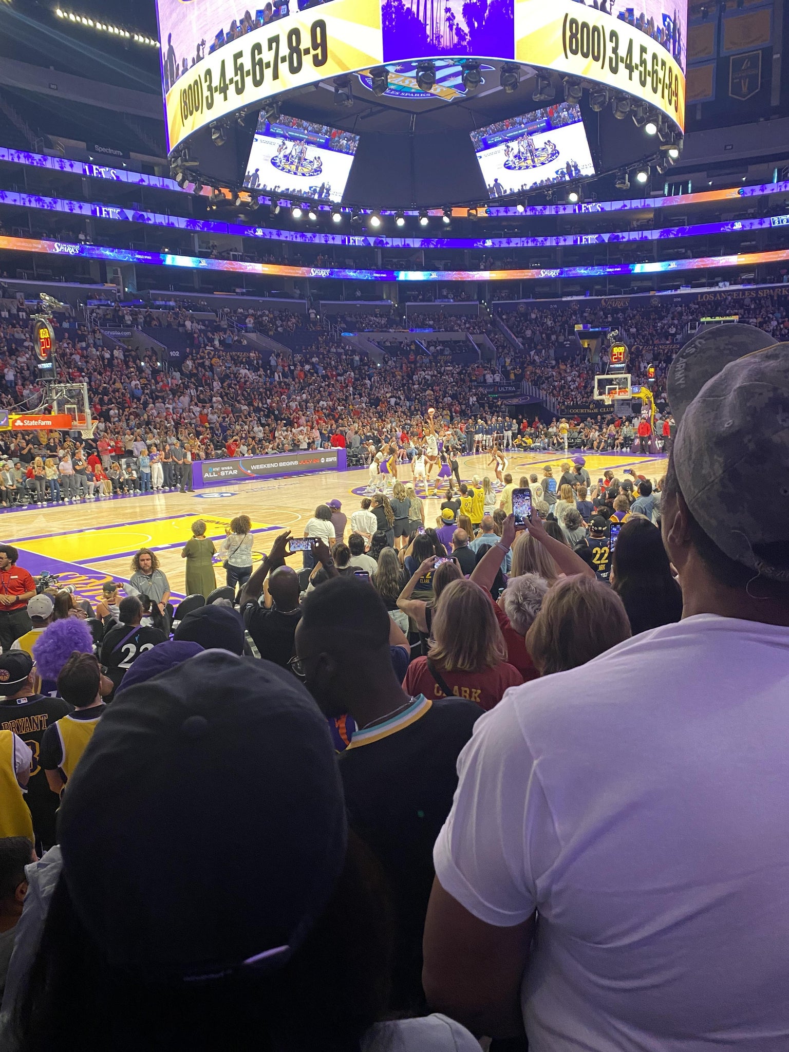 Vue réelle des fans prise de la Section 113 au site Crypto.com Arena par William I