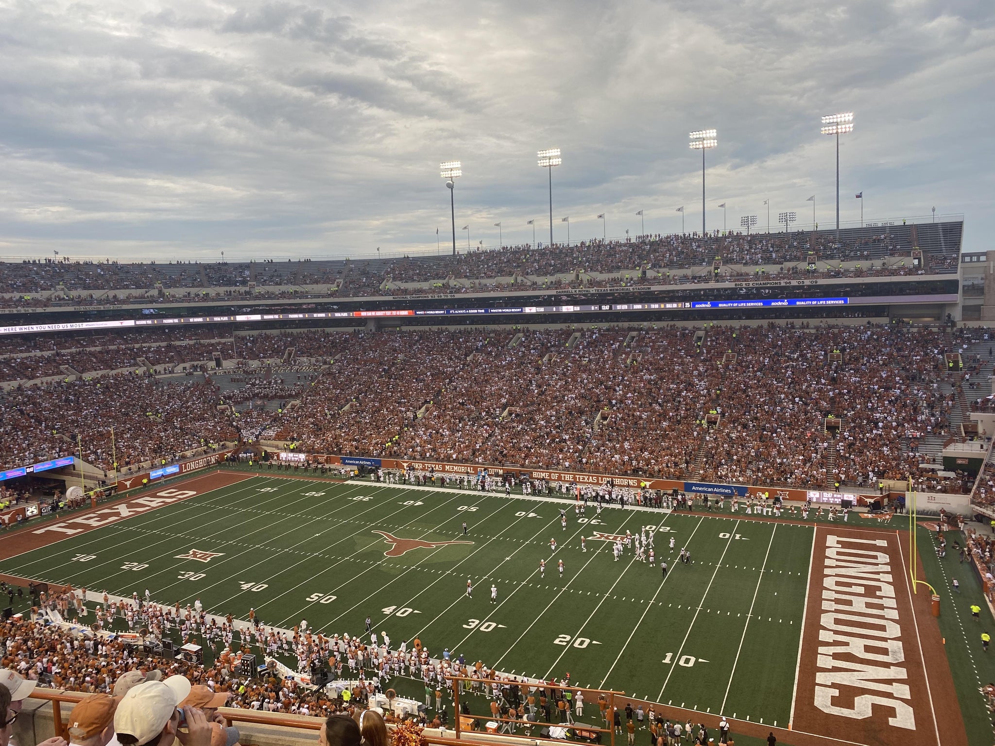 Vue réelle des fans prise de la Section 102 au site Darrell K Royal - Texas Memorial Stadium par Matthew S