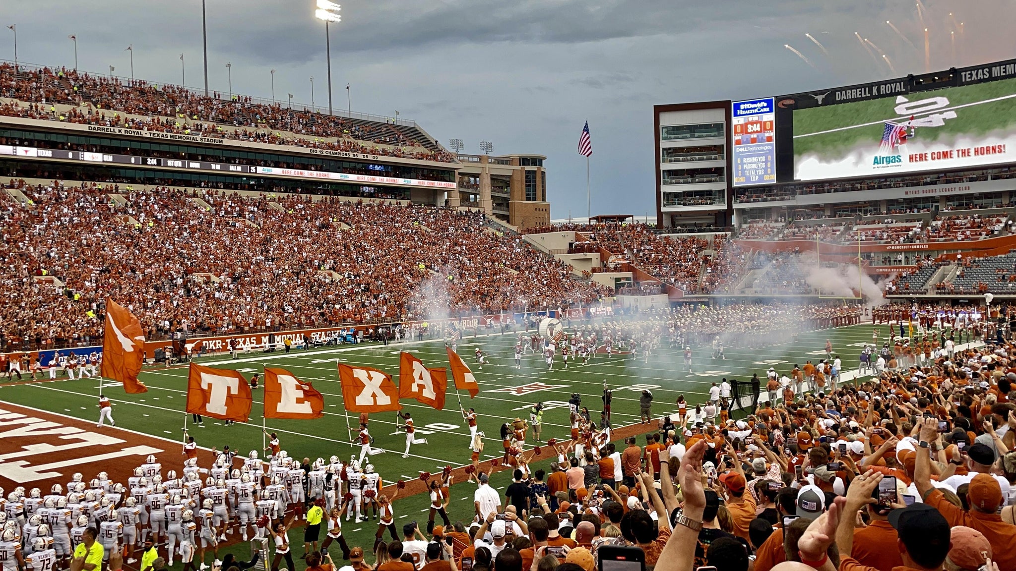 Vue réelle des fans prise de la Section 13 au site Darrell K Royal - Texas Memorial Stadium par Shawn A