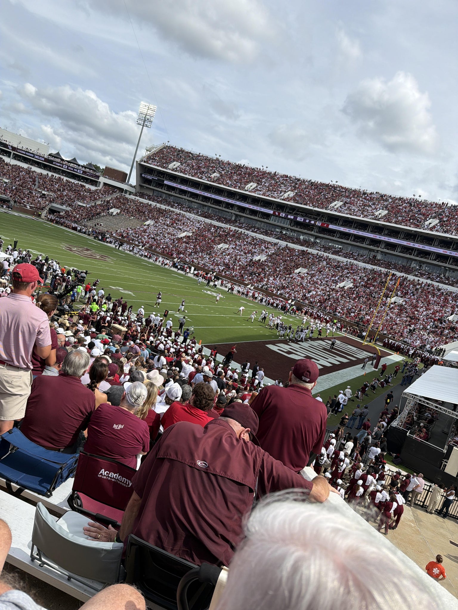 Vue réelle des fans prise de la Section 1 au site Davis Wade Stadium at Scott Field par Deshandra R