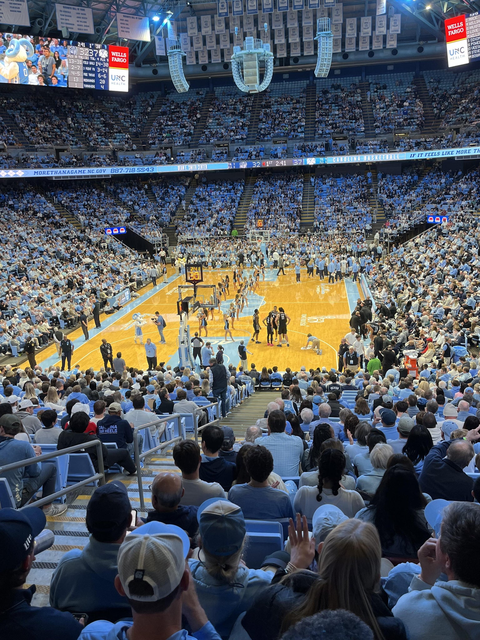 Vue réelle des fans prise de la Section 101 au site Dean Smith Center par Bill T