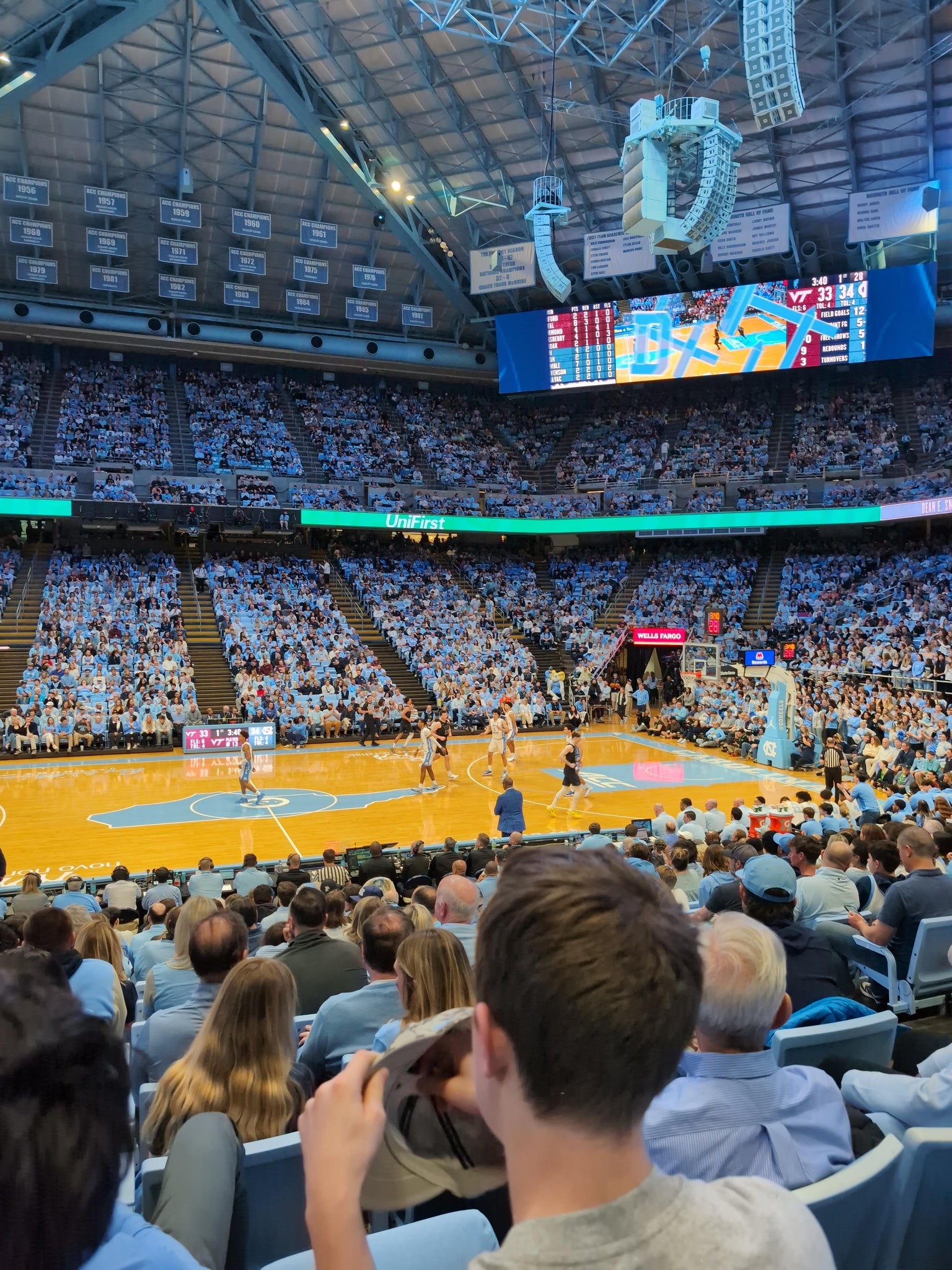 Vue réelle des fans prise de la Section 108 au site Dean Smith Center par Samuel L