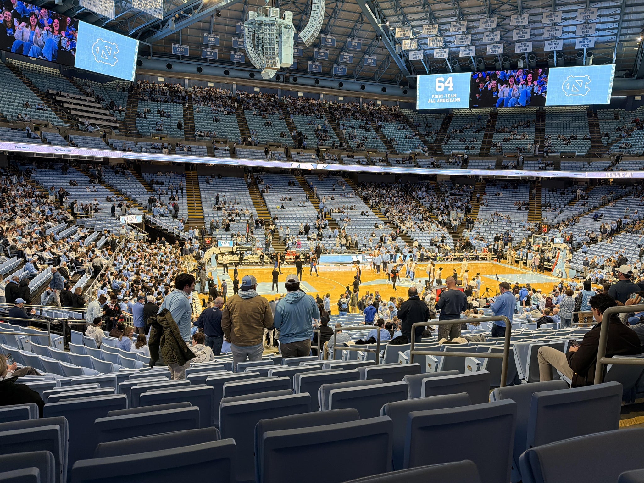Vue réelle des fans prise de la Section 123 au site Dean Smith Center par Lynwood W