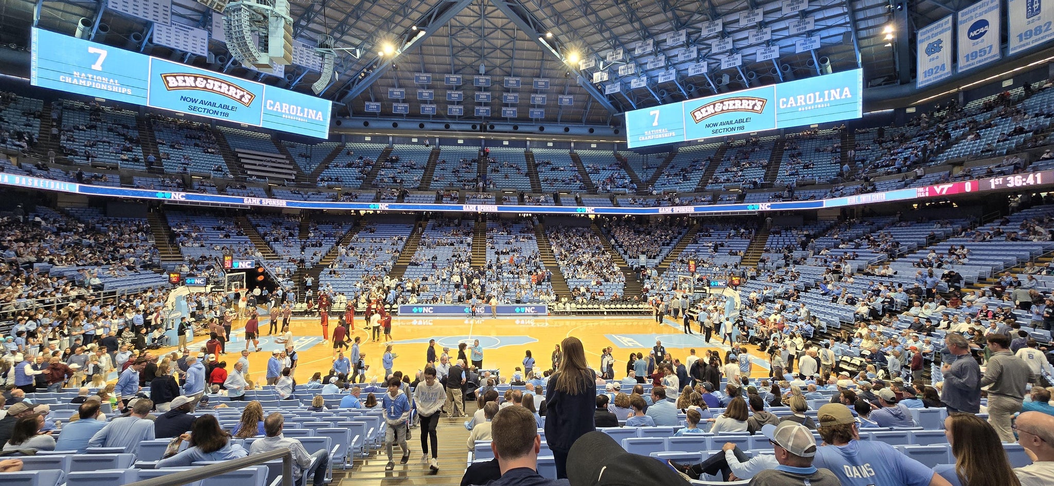 Vue réelle des fans prise de la Section 126 au site Dean Smith Center par Nate W