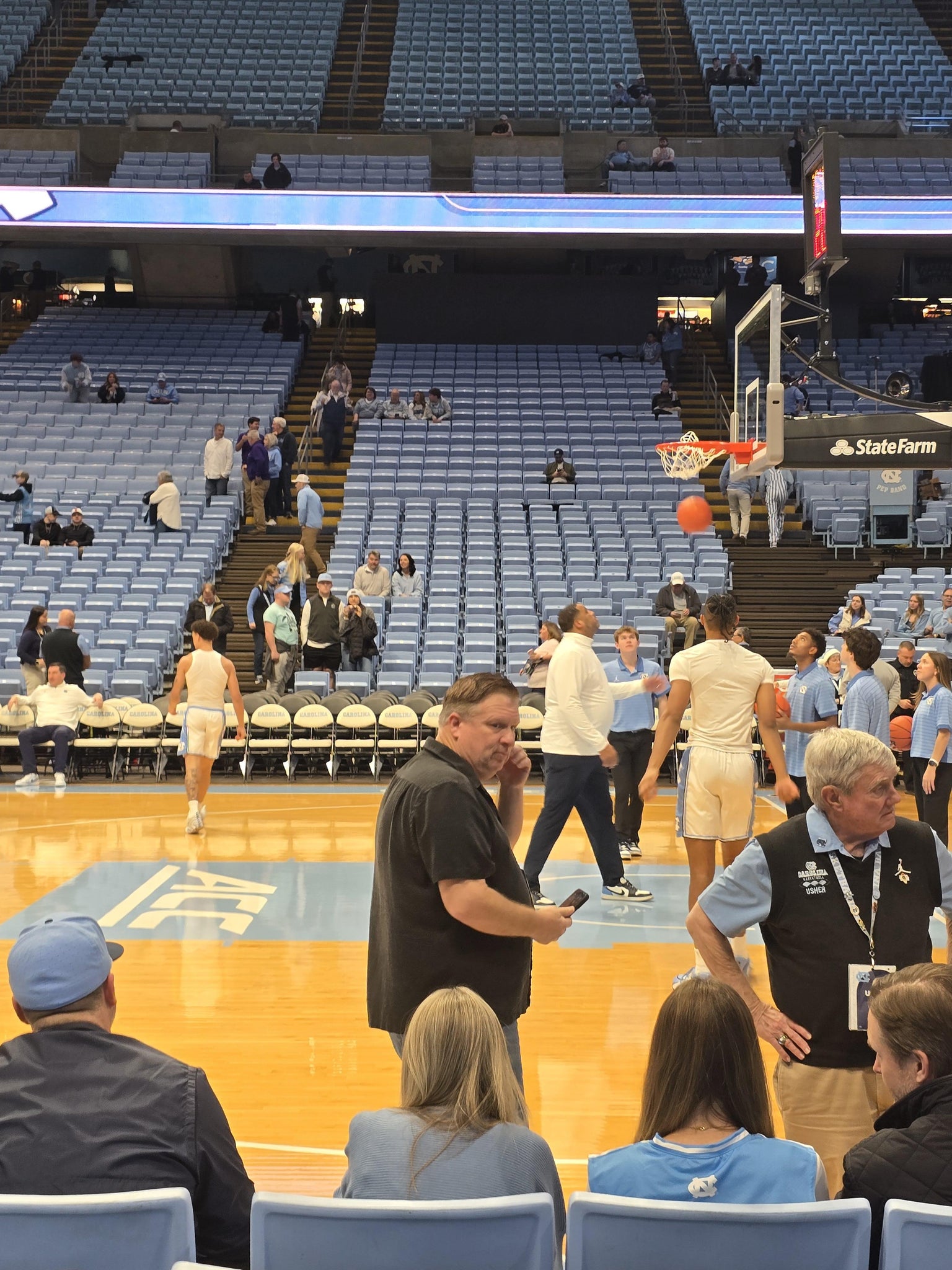 Vue réelle des fans prise de la Section 127 au site Dean Smith Center par Phillip G