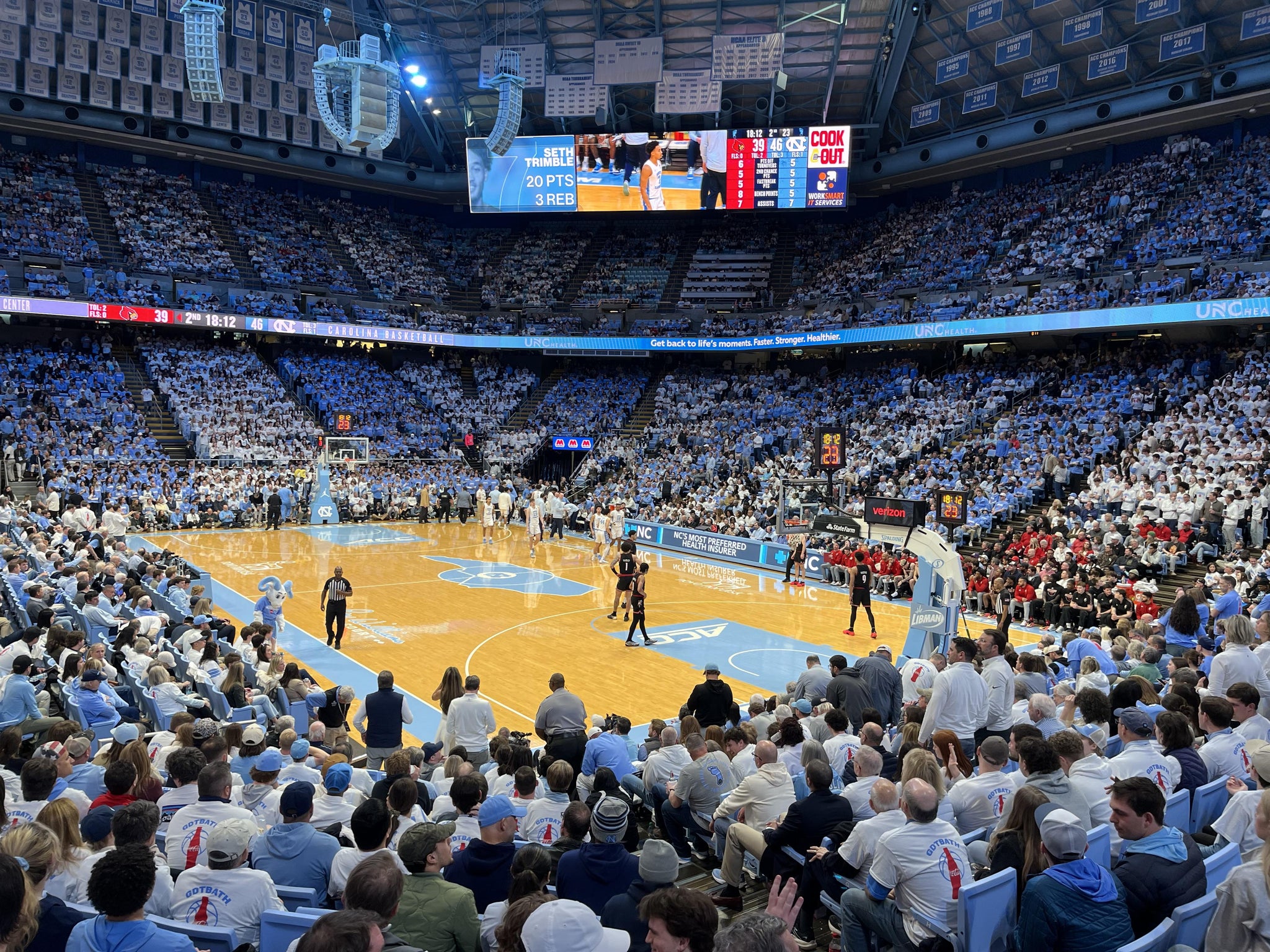 Vue réelle des fans prise de la Section 131 au site Dean Smith Center par Lannie P