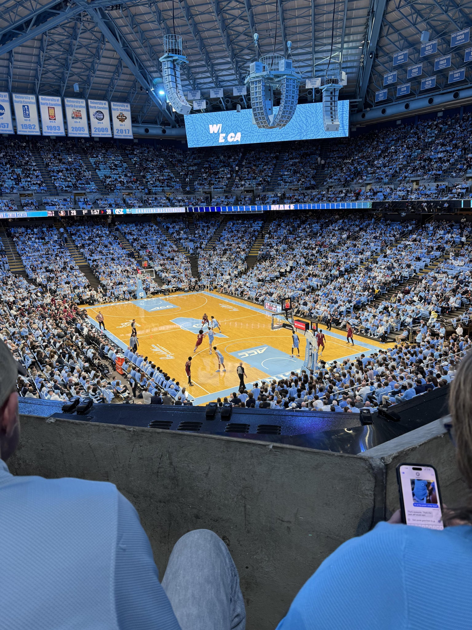 Vue réelle des fans prise de la Section 214 au site Dean Smith Center par Brenden T