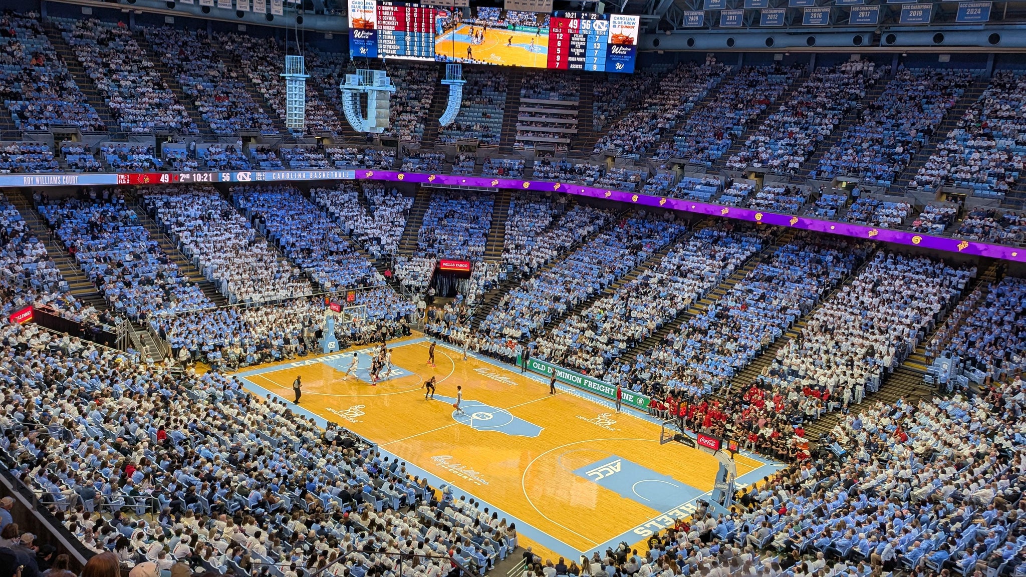 Vue réelle des fans prise de la Section 230 au site Dean Smith Center par Elizabeth A