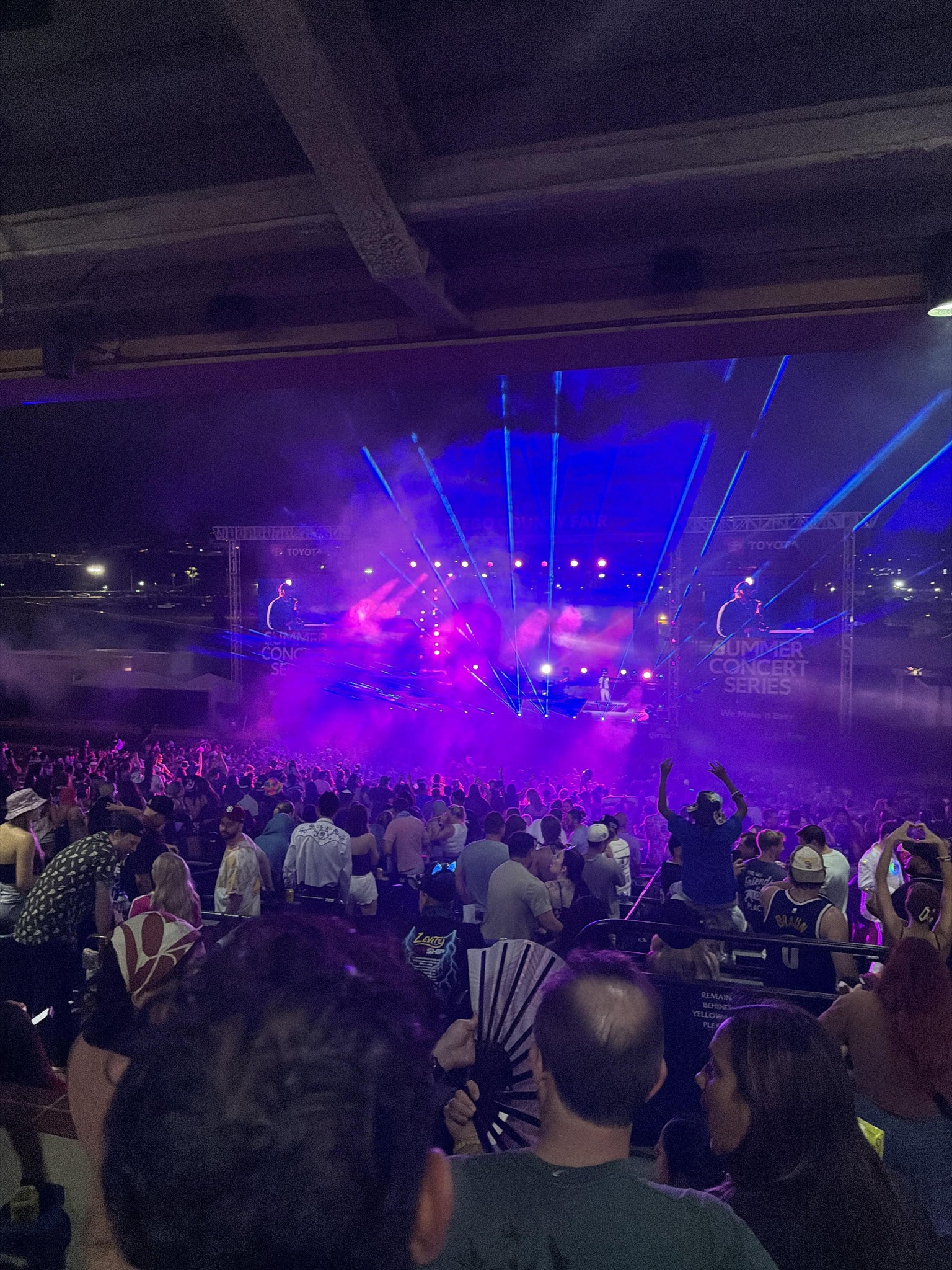 Vue réelle des fans prise de la General Admission au site Del Mar Fairgrounds par Justin T