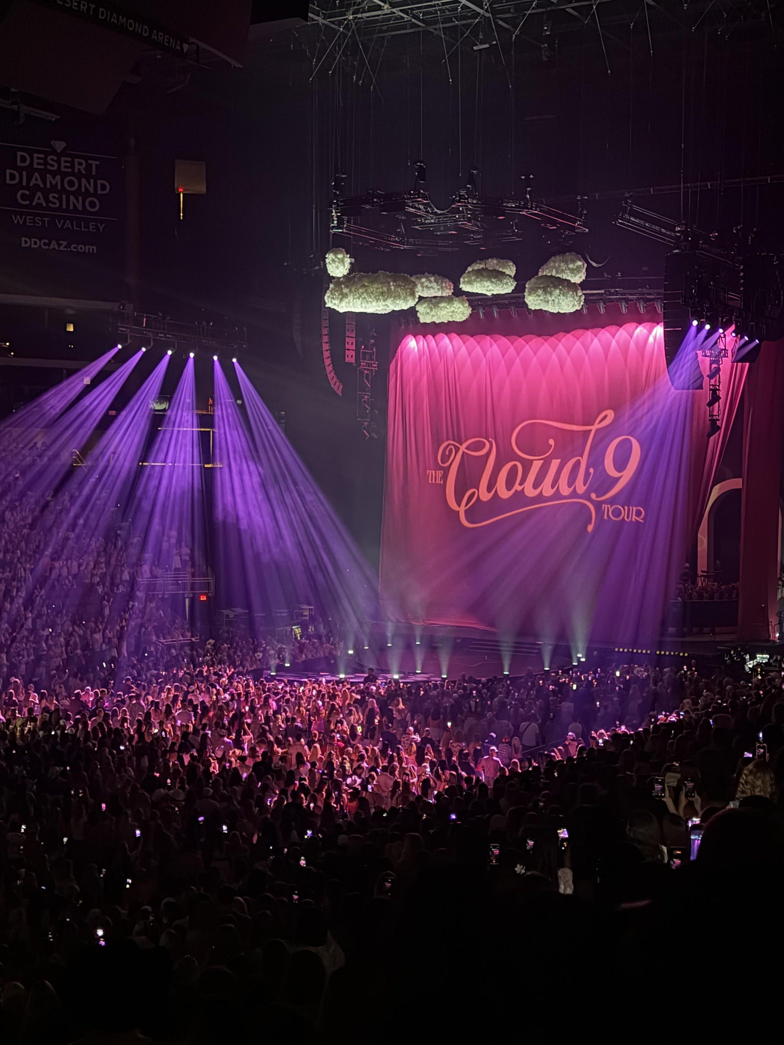 Vue réelle des fans prise de la Section 114 au site Desert Diamond Arena par Fatima B