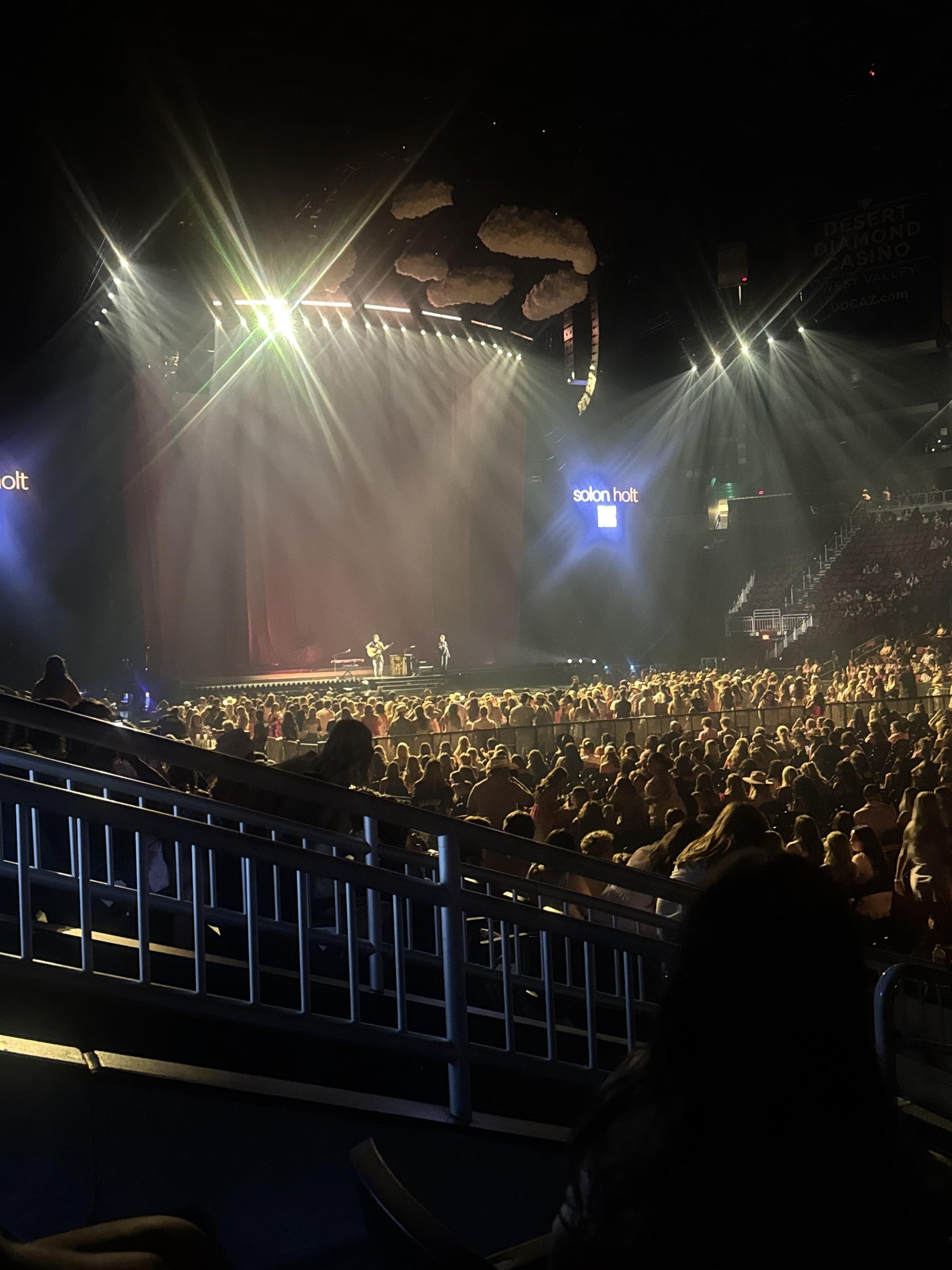Vue réelle des fans prise de la Section 121 au site Desert Diamond Arena par Sean M