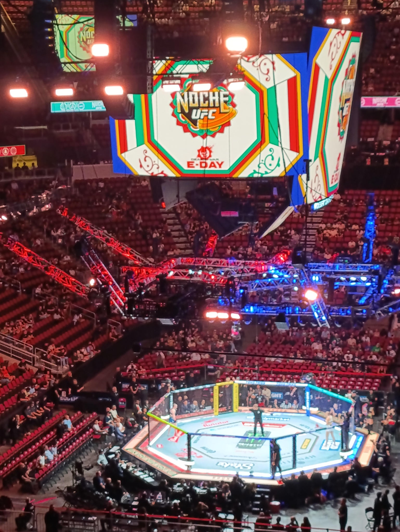 Vue réelle des fans prise de la Section 222 au site Desert Diamond Arena par Edgar C