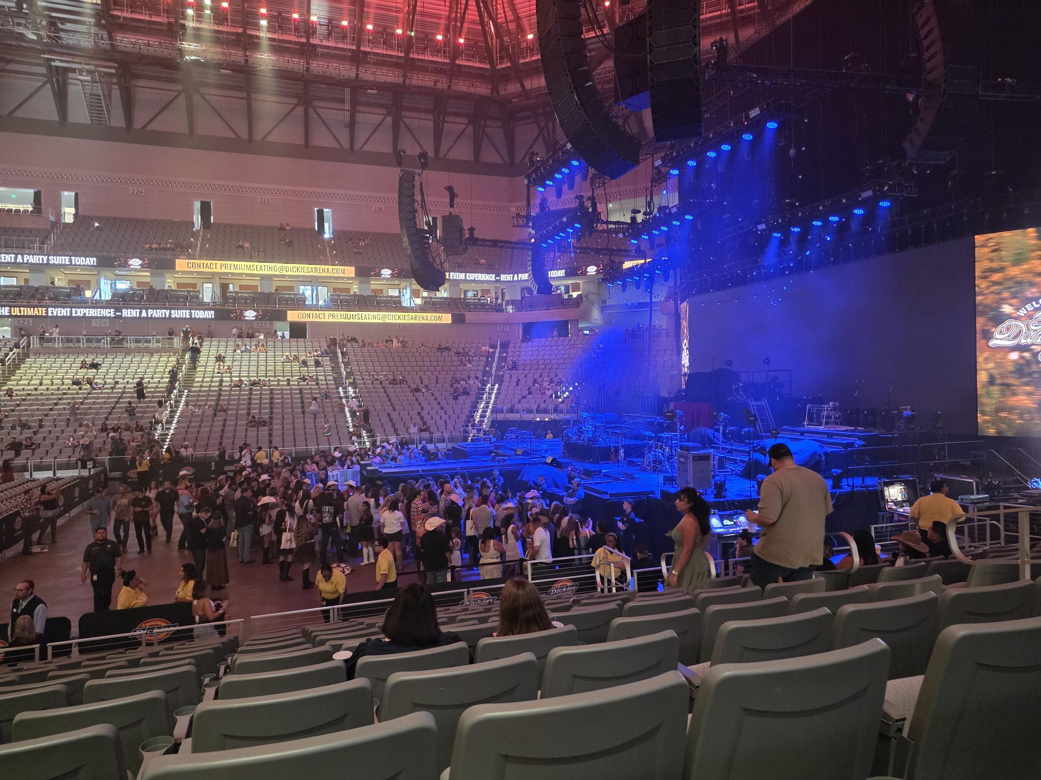 Vue réelle des fans prise de la Section 105 au site Dickies Arena par Alan C