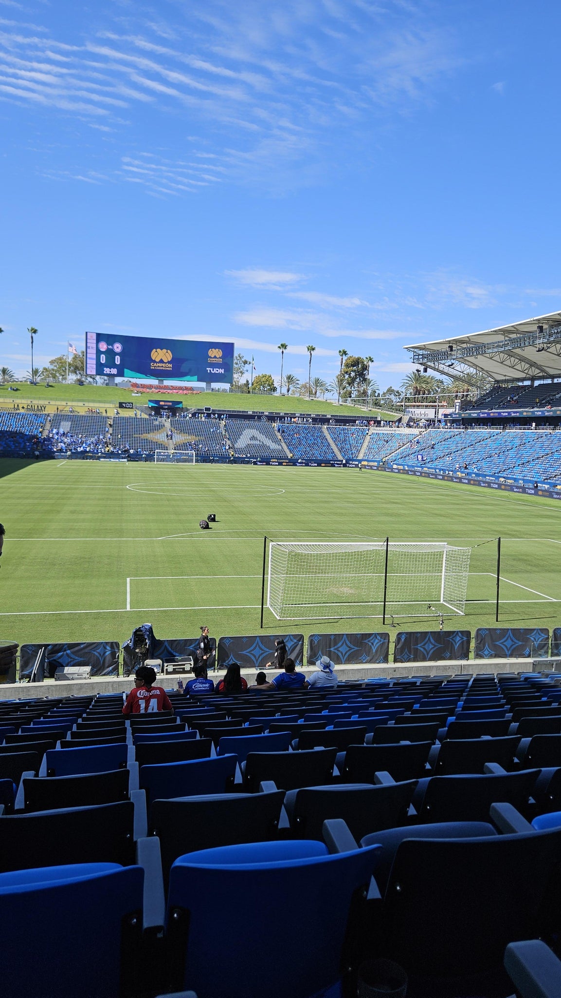 Vue réelle des fans prise de la Section 101 au site Dignity Health Sports Park par Maria T