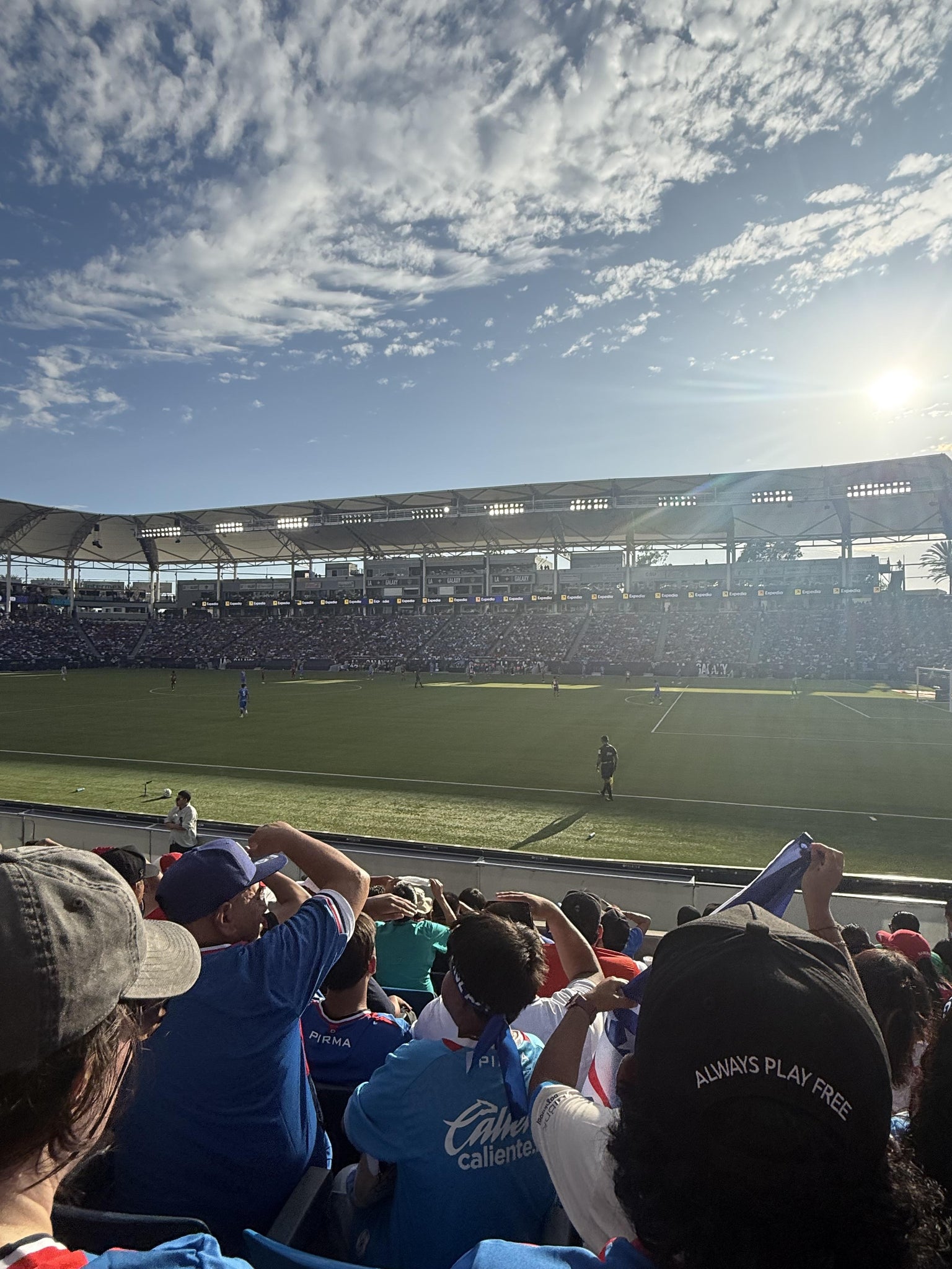 Vue réelle des fans prise de la Section 129 au site Dignity Health Sports Park par Michael B