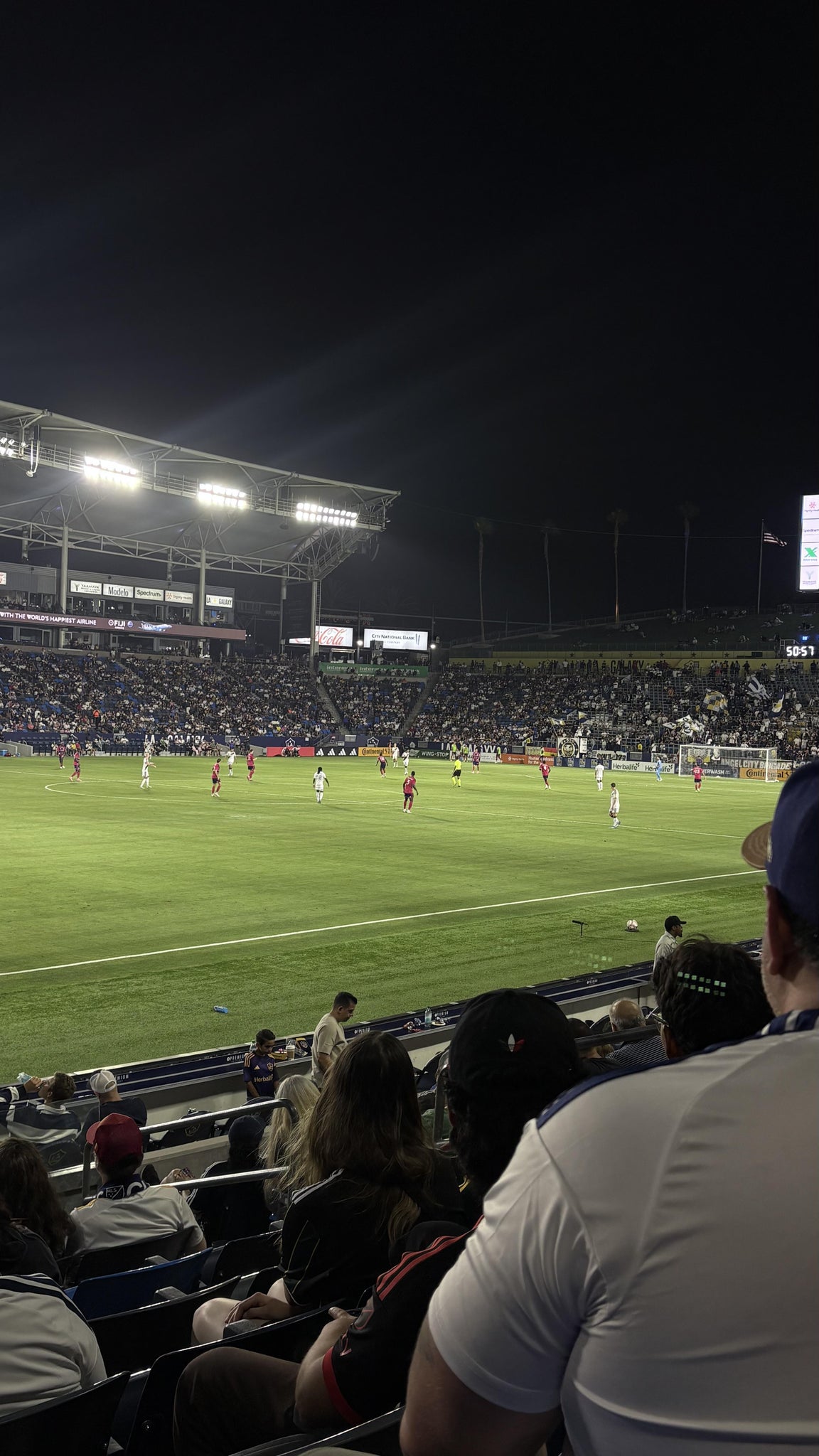 Vue réelle des fans prise de la Section 136 au site Dignity Health Sports Park par Alba E