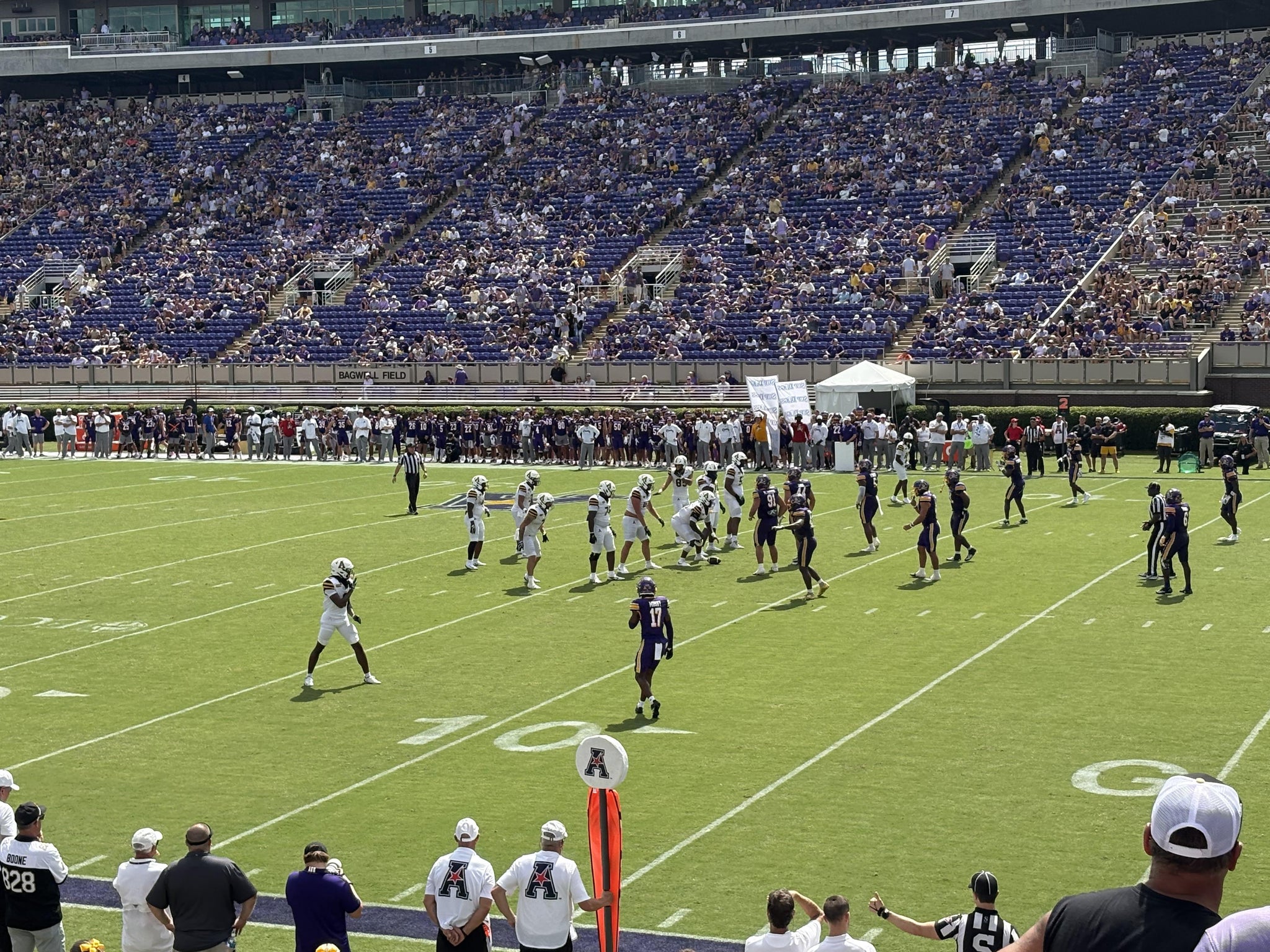 Vue réelle des fans prise de la Section 14 au site Dowdy-Ficklen Stadium par Richard V