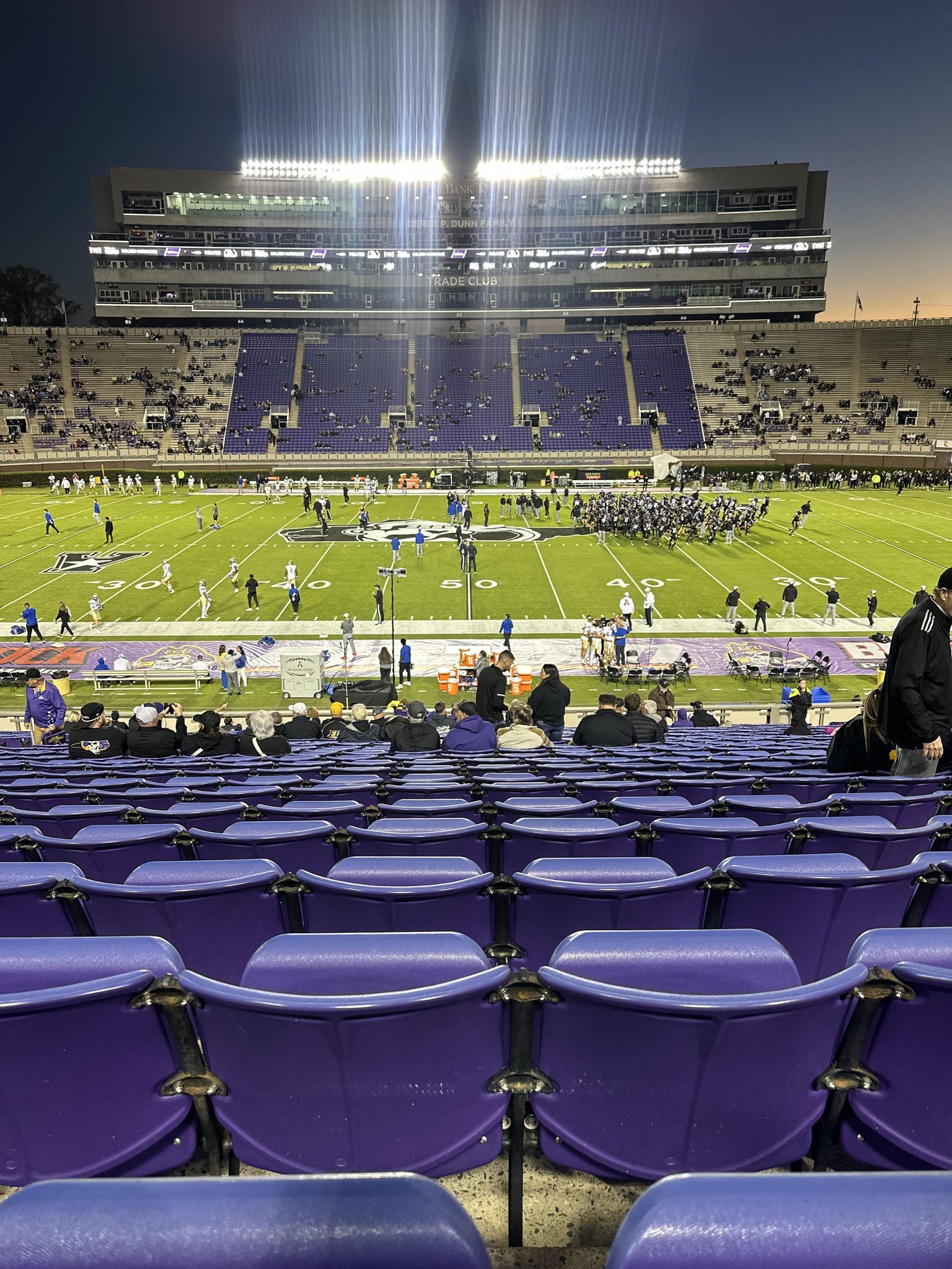 Vue réelle des fans prise de la Section 17 au site Dowdy-Ficklen Stadium par Jennifer F
