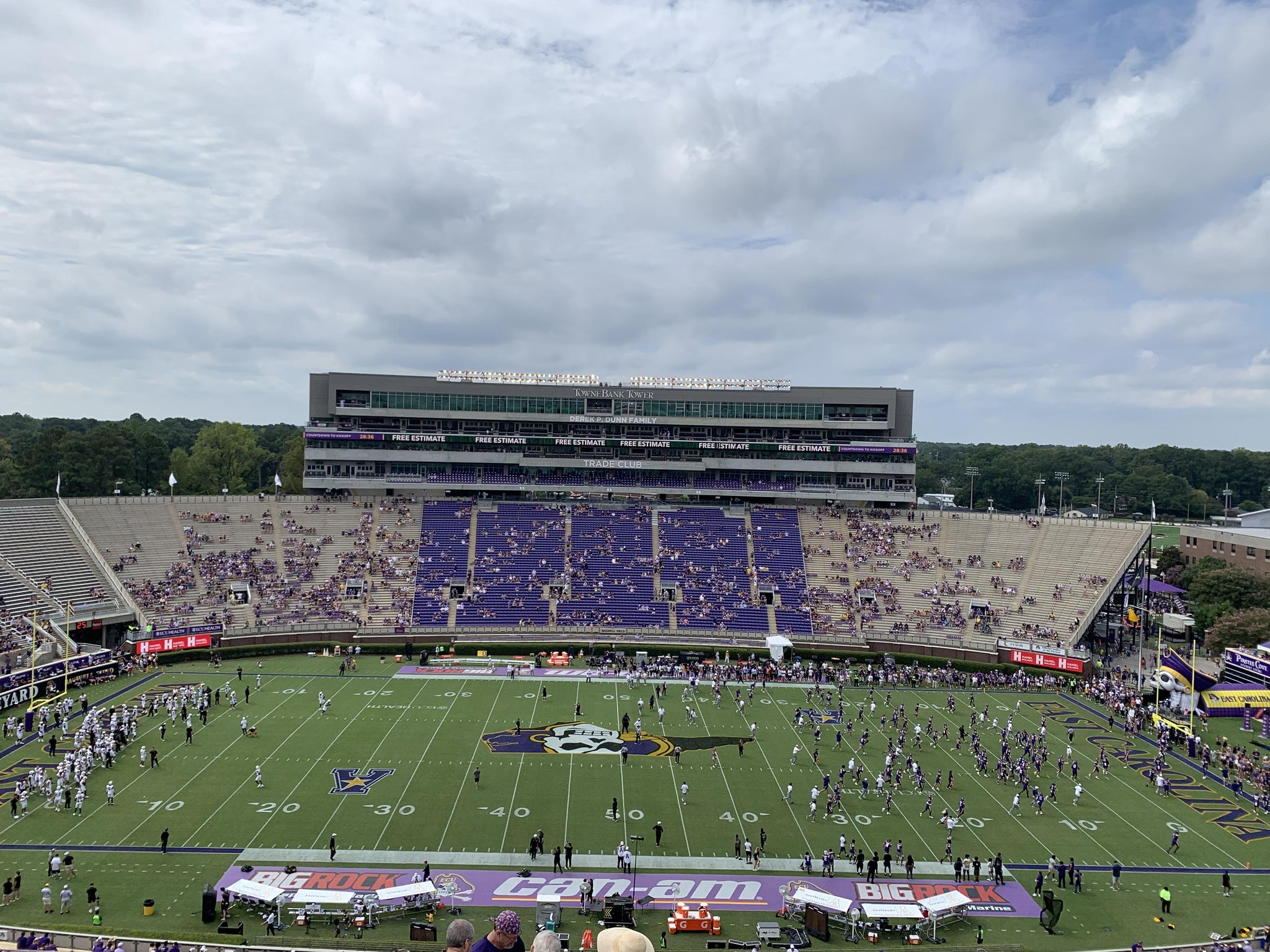 Vue réelle des fans prise de la Section 217 au site Dowdy-Ficklen Stadium par Sara S