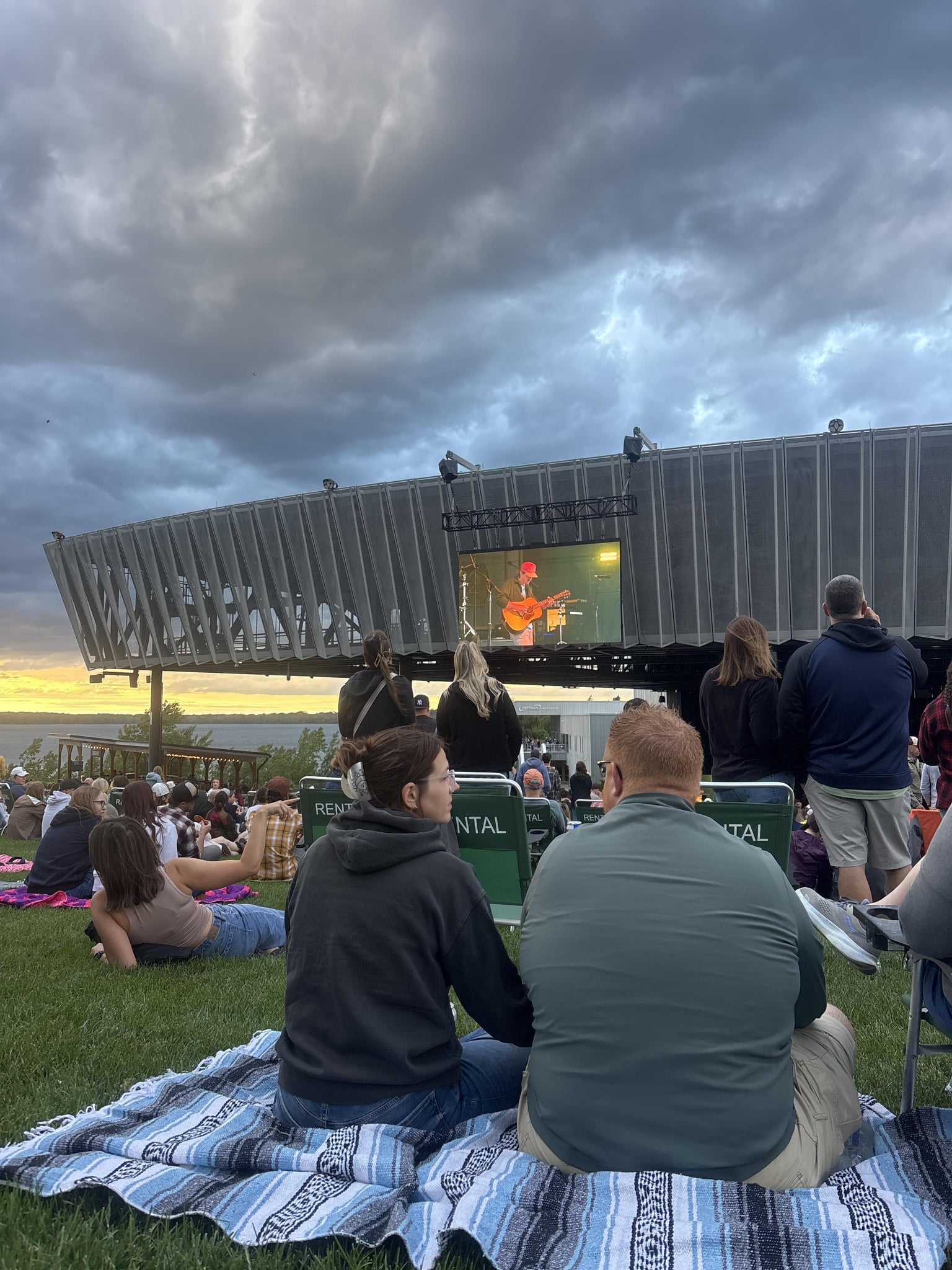 Vue réelle des fans prise de la GA Lawn au site Empower FCU Amphitheater at Lakeview par Iris C