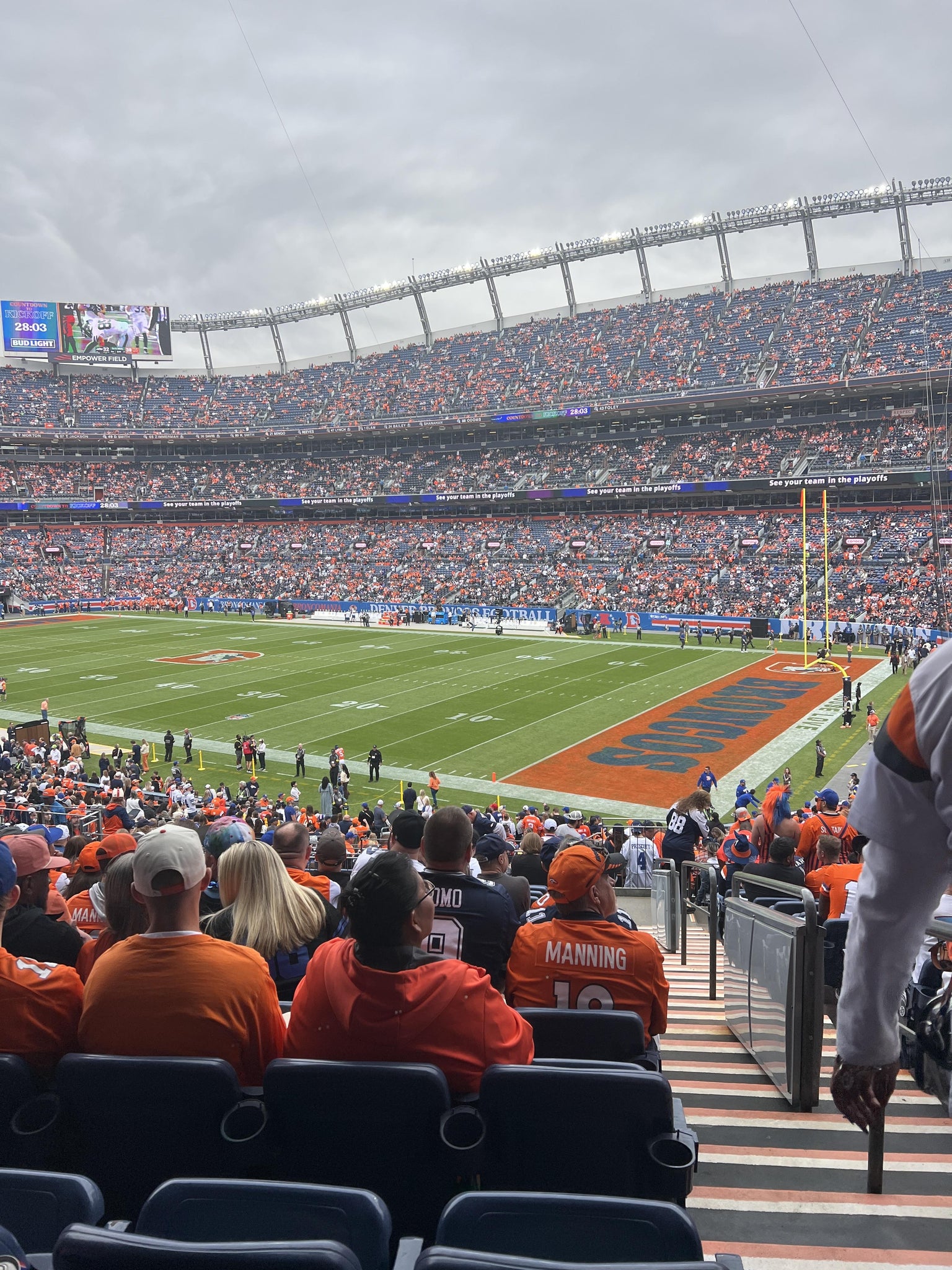 Vue réelle des fans prise de la Section 100 au site Empower Field at Mile High par Juan G