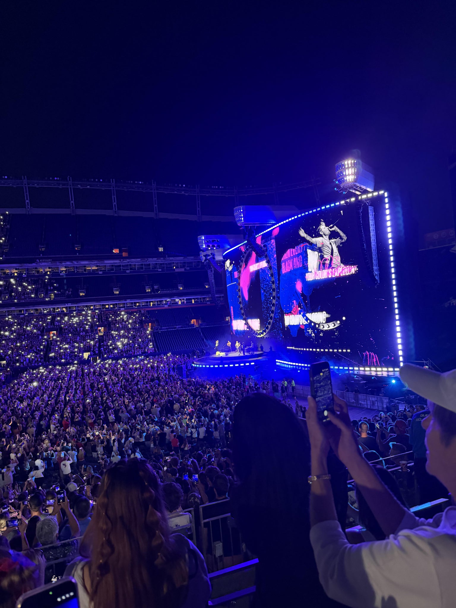 Vue réelle des fans prise de la Section 104 au site Empower Field at Mile High par Brian R