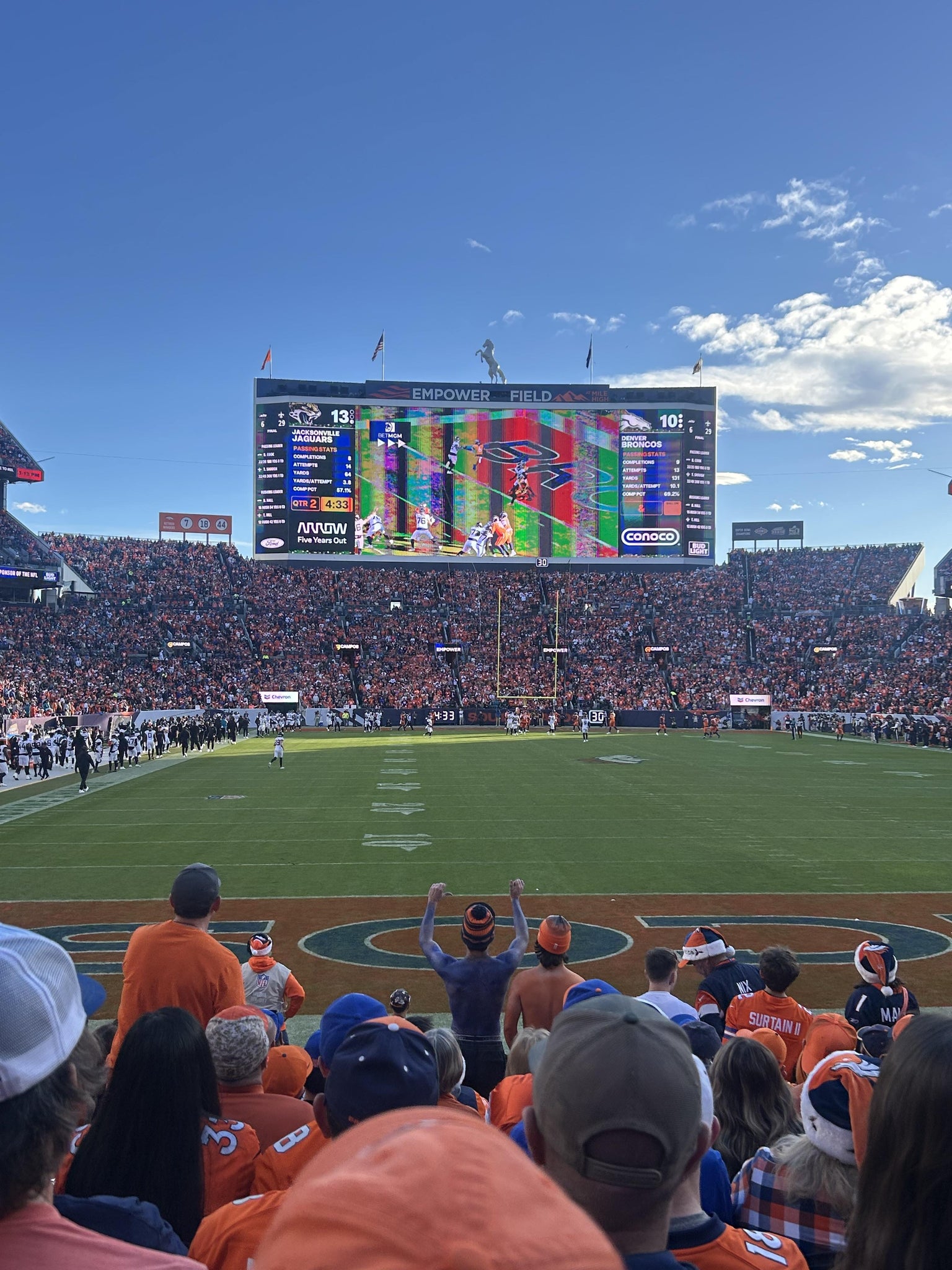 Vue réelle des fans prise de la Section 115 au site Empower Field at Mile High par Savannah J