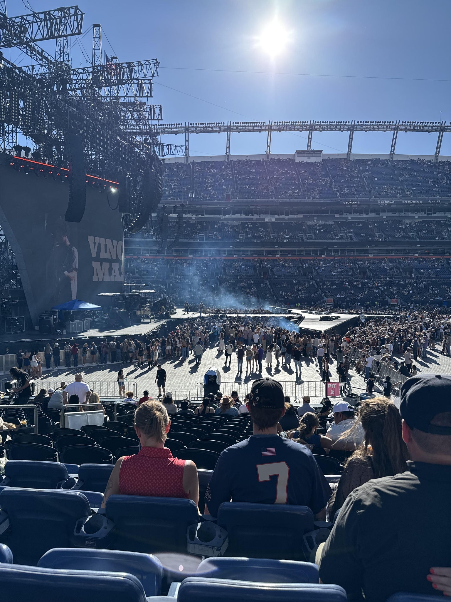 Vue réelle des fans prise de la Section 125 au site Empower Field at Mile High par Christy B
