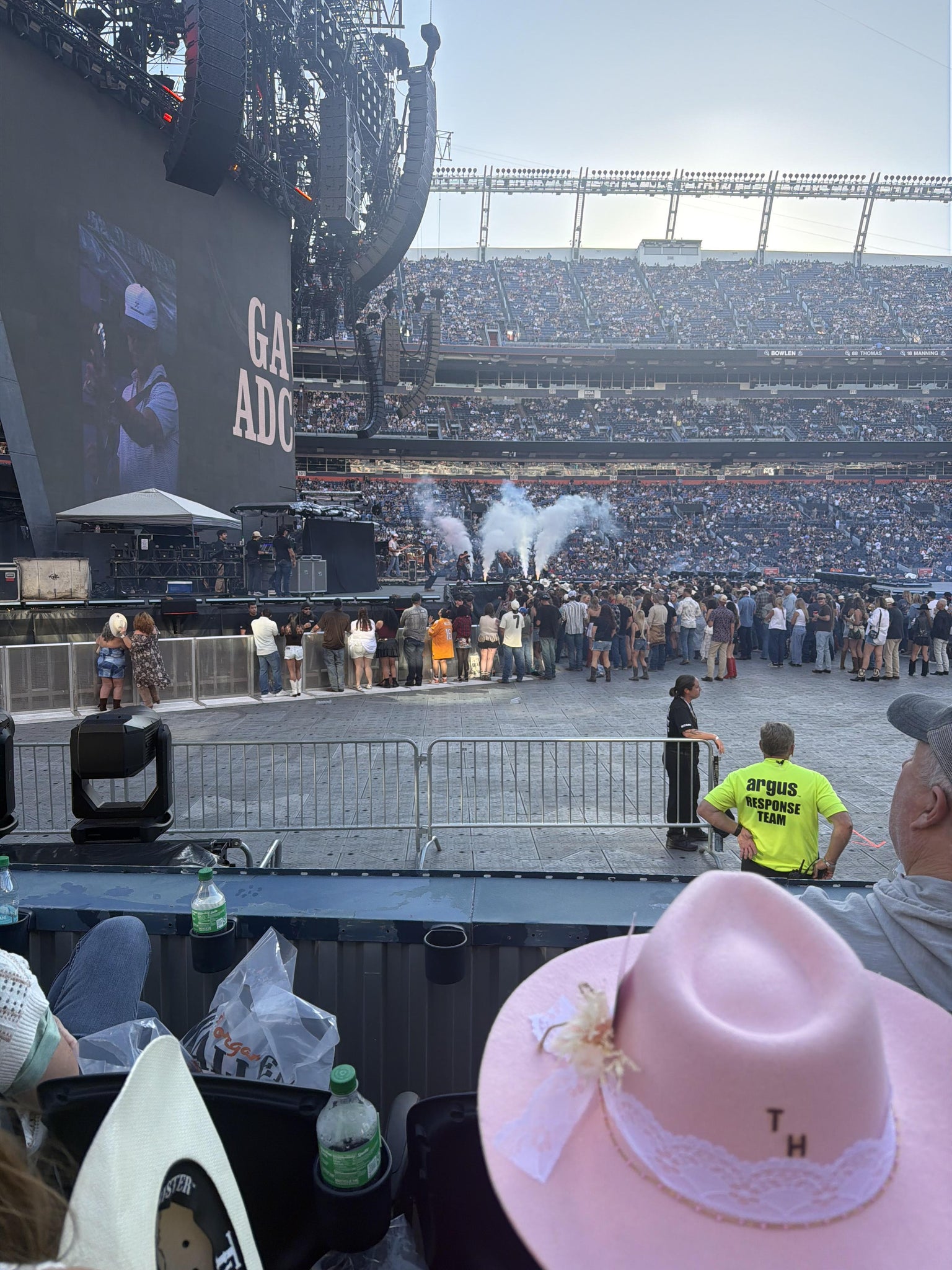 Vue réelle des fans prise de la Section 126 au site Empower Field at Mile High par Christina C