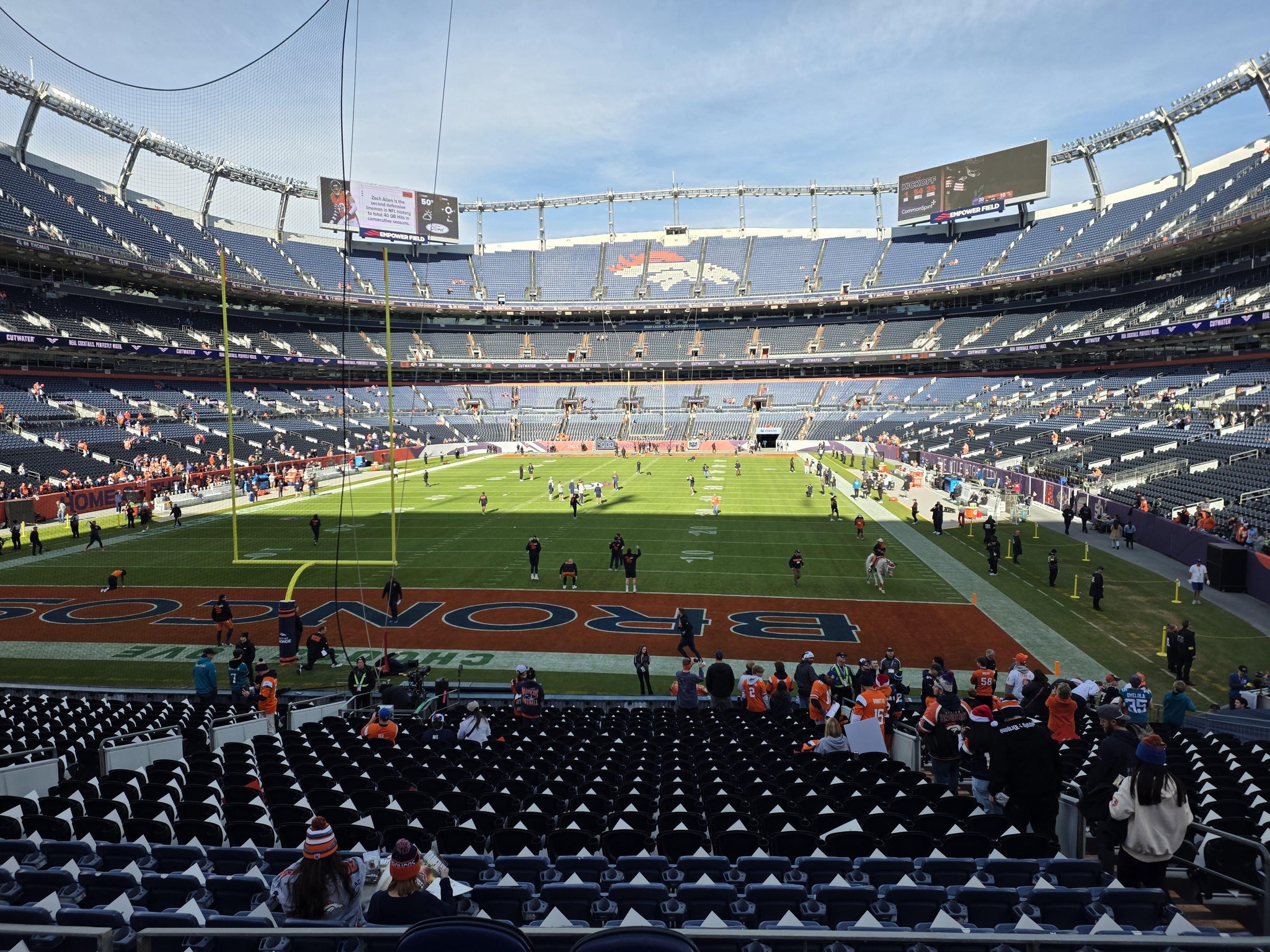 Vue réelle des fans prise de la Section 131 au site Empower Field at Mile High par Justin B