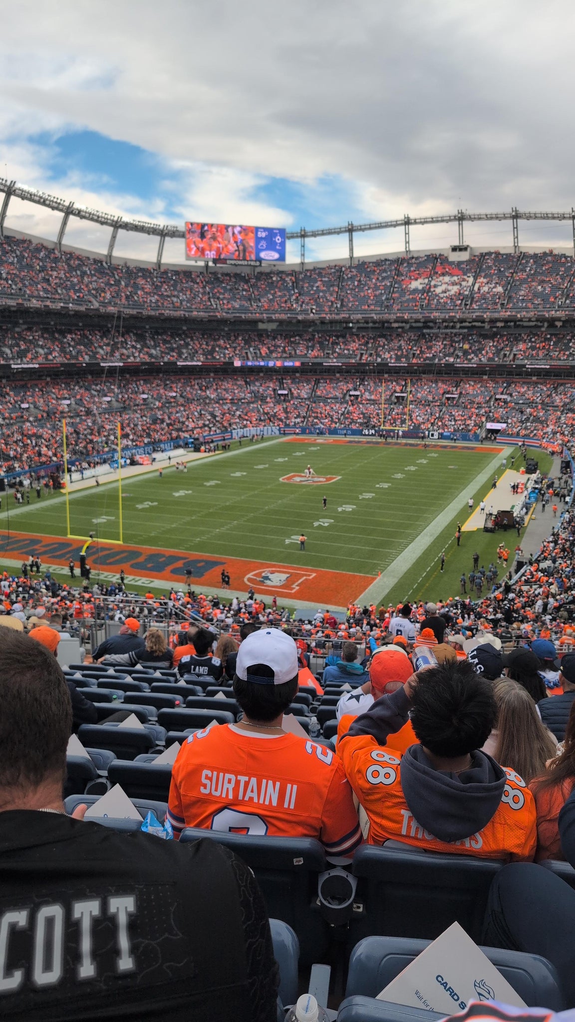 Vue réelle des fans prise de la Section 229 au site Empower Field at Mile High par Blain M