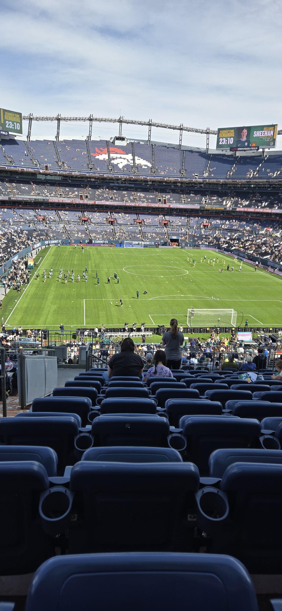 Vue réelle des fans prise de la Section 233 au site Empower Field at Mile High par Marie T