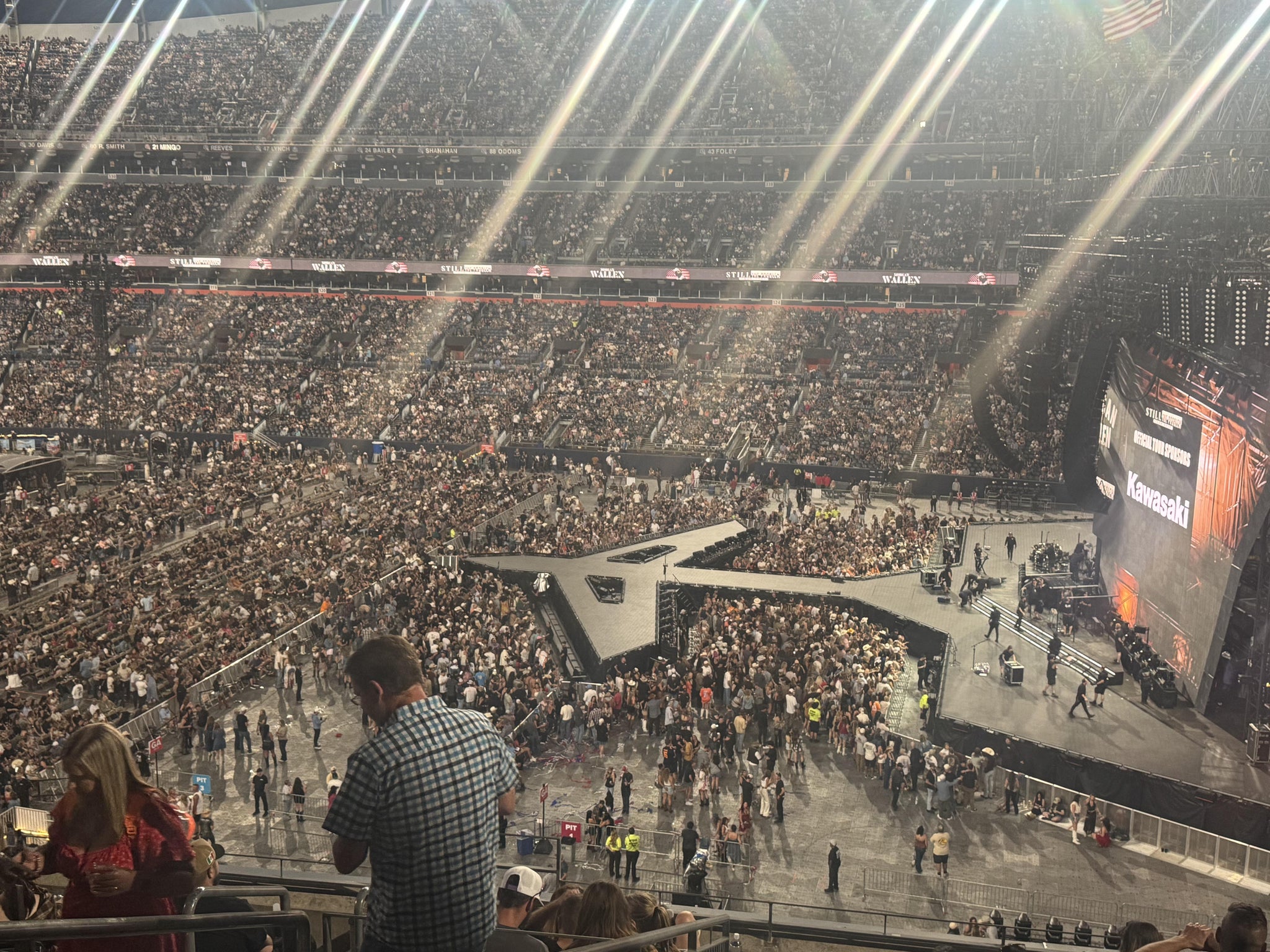 Vue réelle des fans prise de la Section 305 au site Empower Field at Mile High par Anonymous User