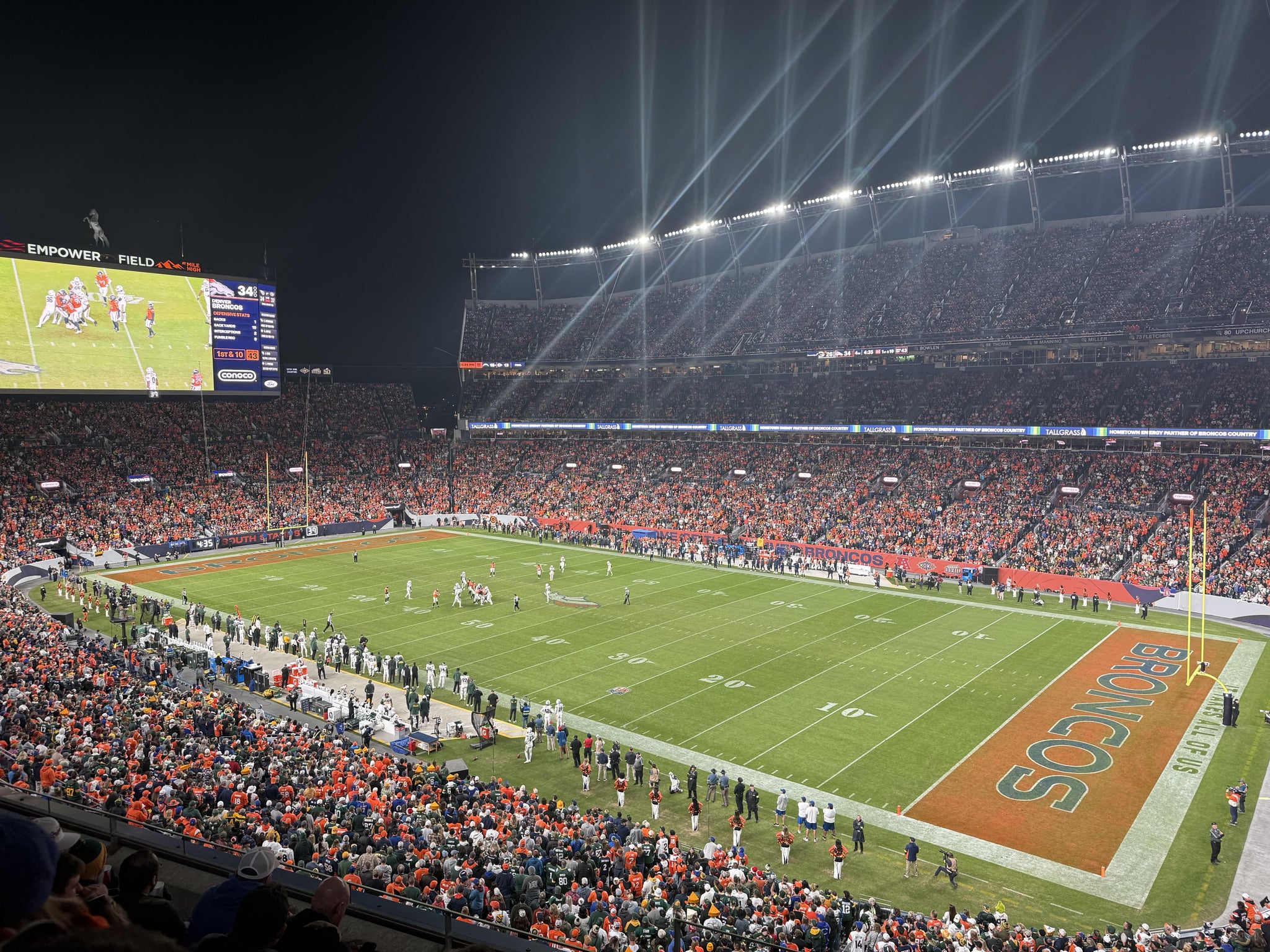 Vue réelle des fans prise de la Section 331 au site Empower Field at Mile High par Ryan R