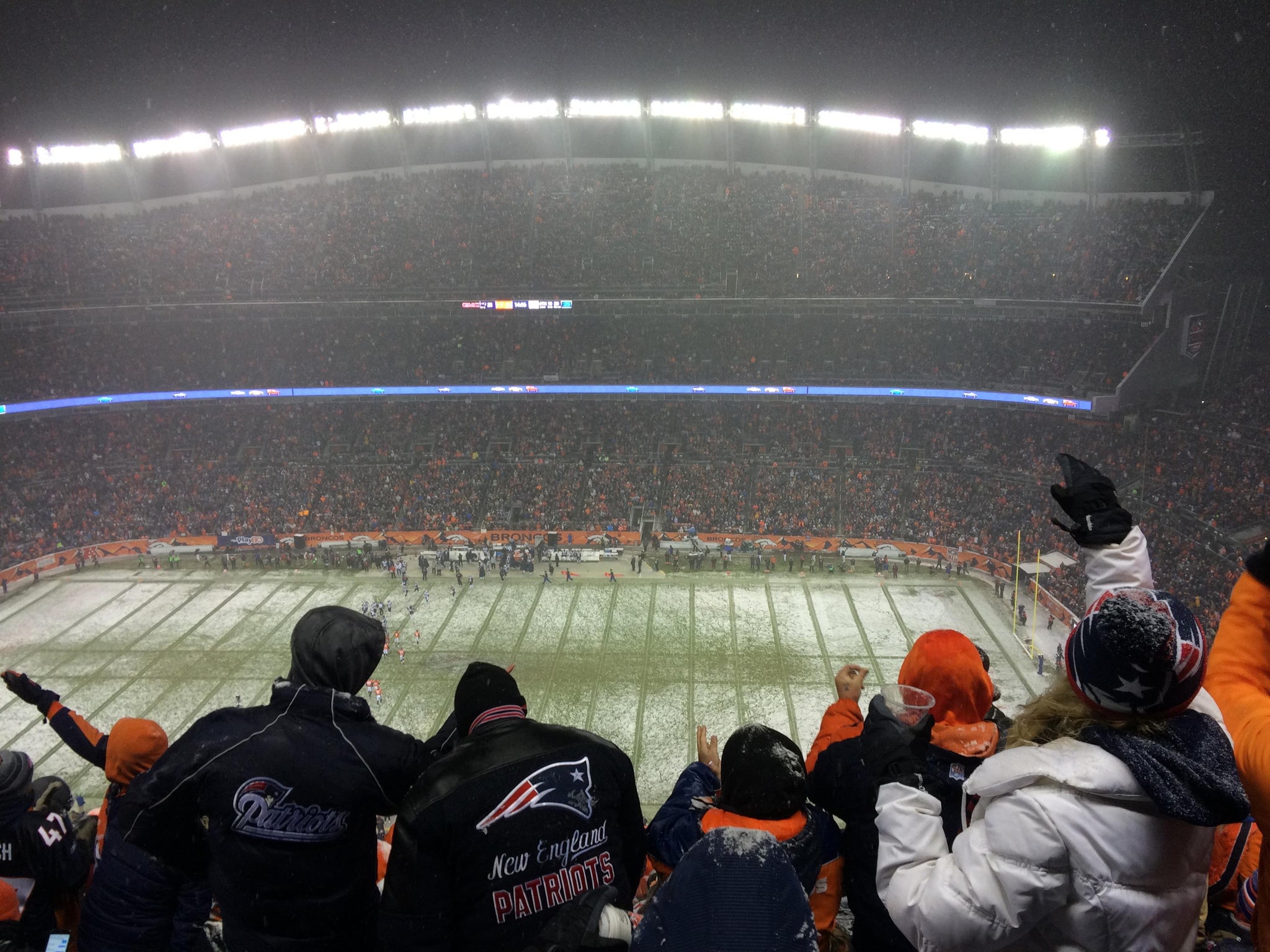 Vue réelle des fans prise de la Section 506 au site Empower Field at Mile High par Steve R