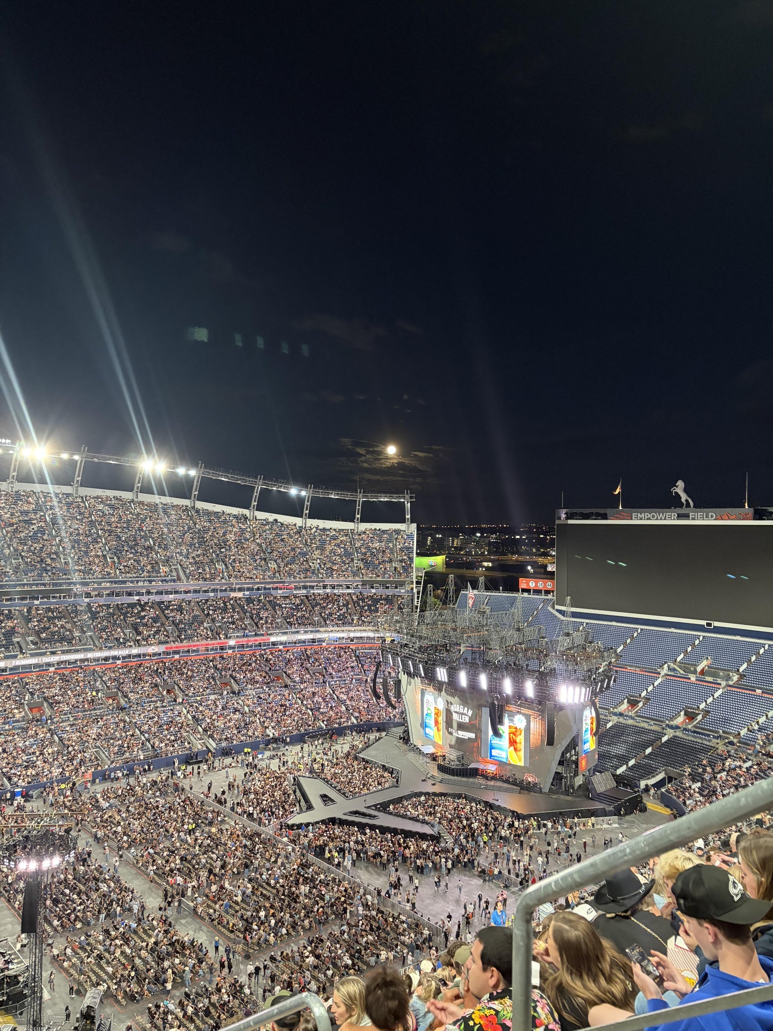 Vue réelle des fans prise de la Section 513 au site Empower Field at Mile High par Bryanna S
