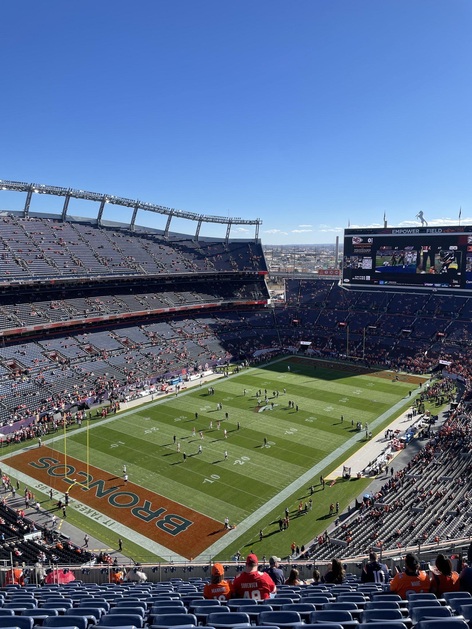 Vue réelle des fans prise de la Section 516 au site Empower Field at Mile High par Peyton J