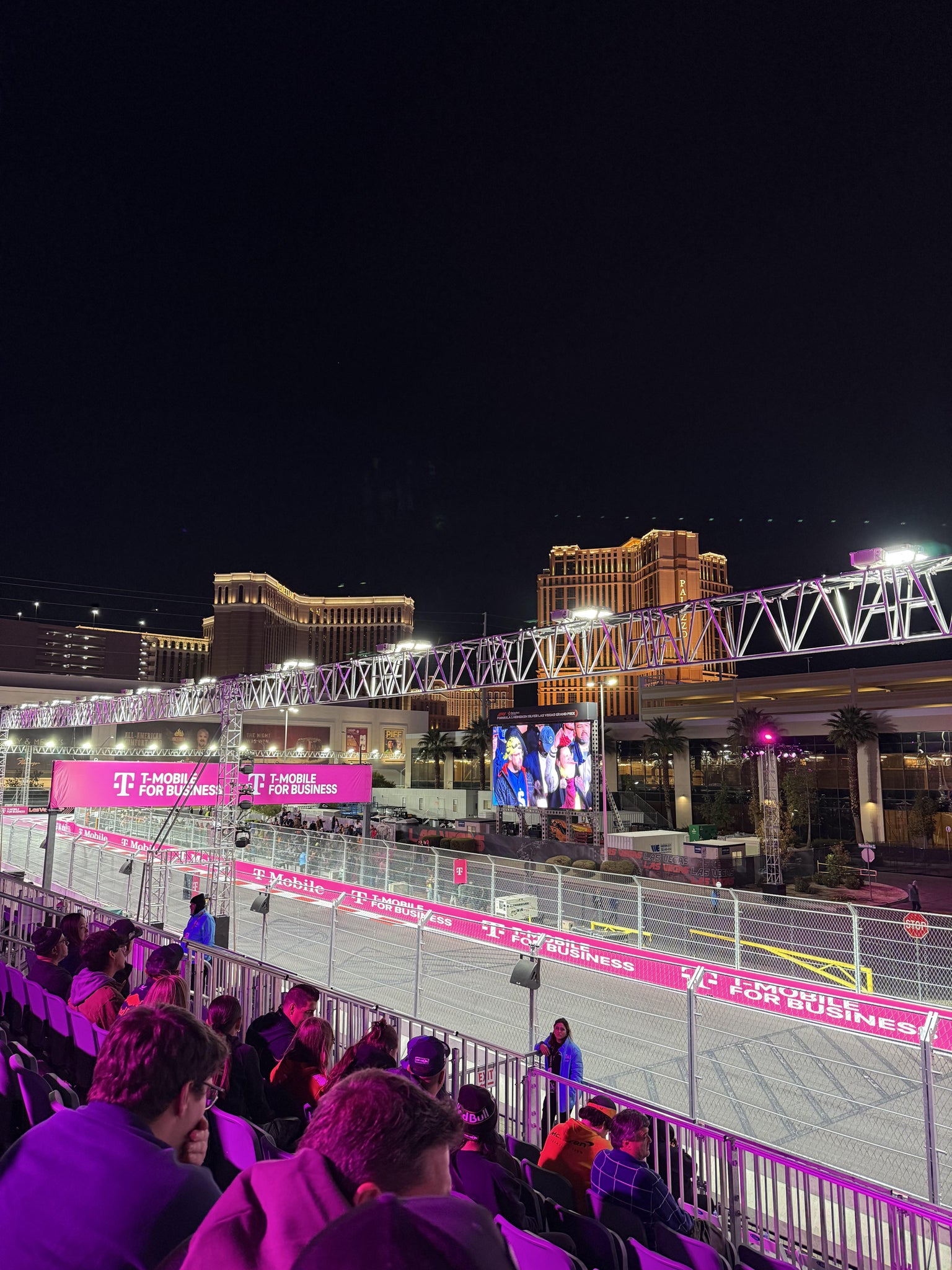 Vue réelle des fans prise de la SG 1 Grandstand 108 au site F1 Las Vegas Strip Autodrome par Nabil S