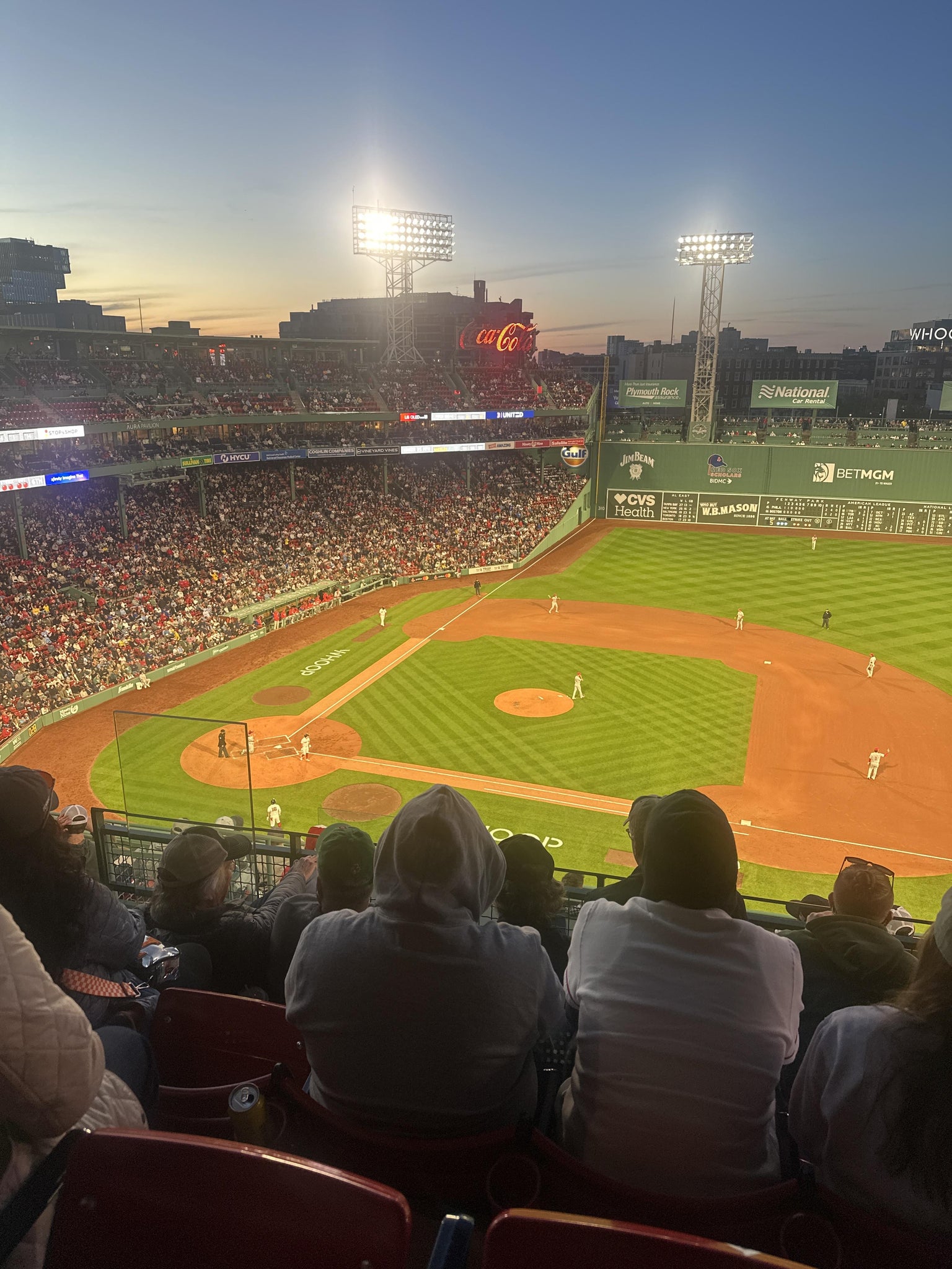 Vue réelle des fans prise de la Aura Pavilion Box 7 au site Fenway Park par William A