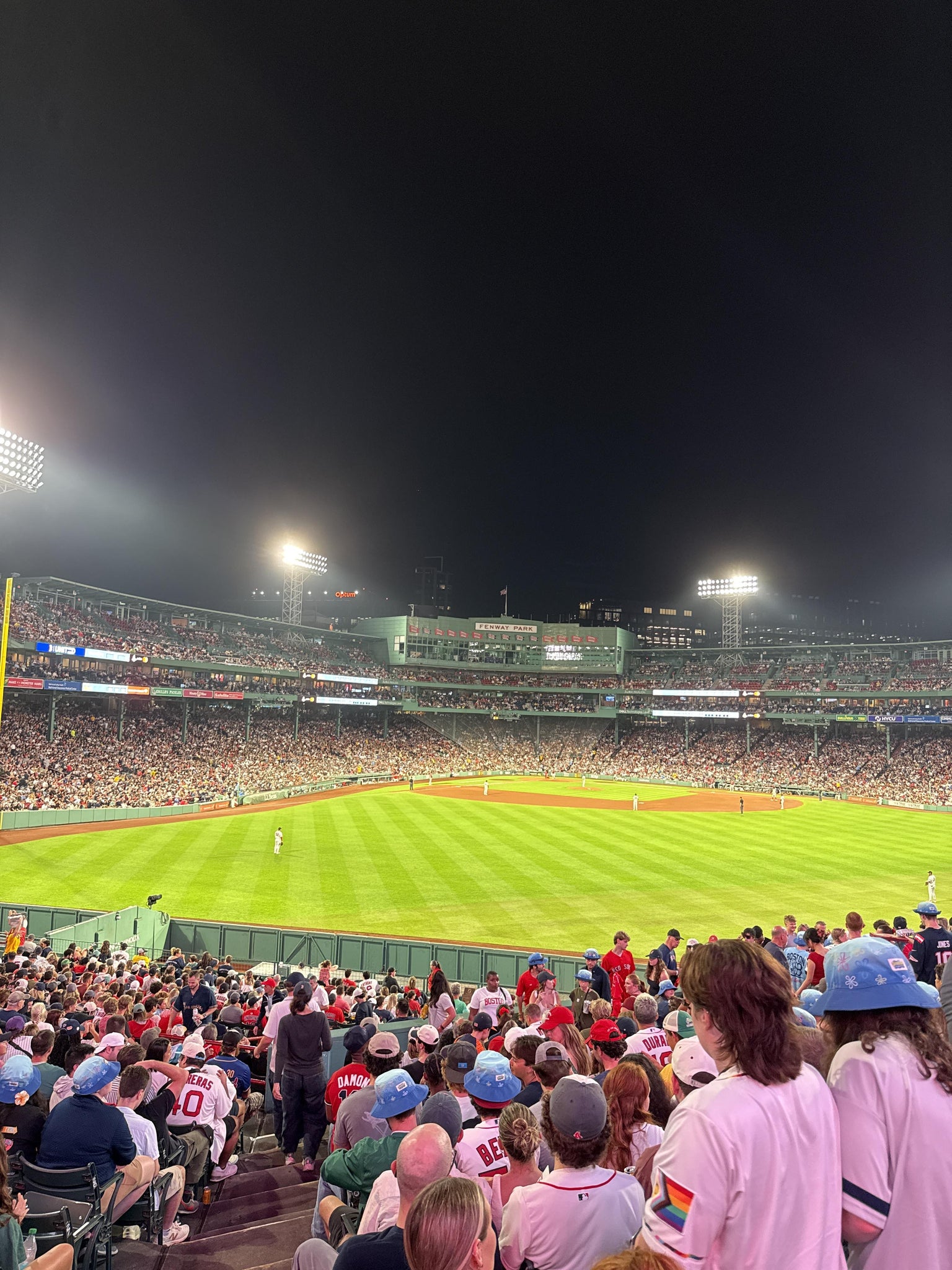 Vue réelle des fans prise de la Bleacher 38 au site Fenway Park par John C
