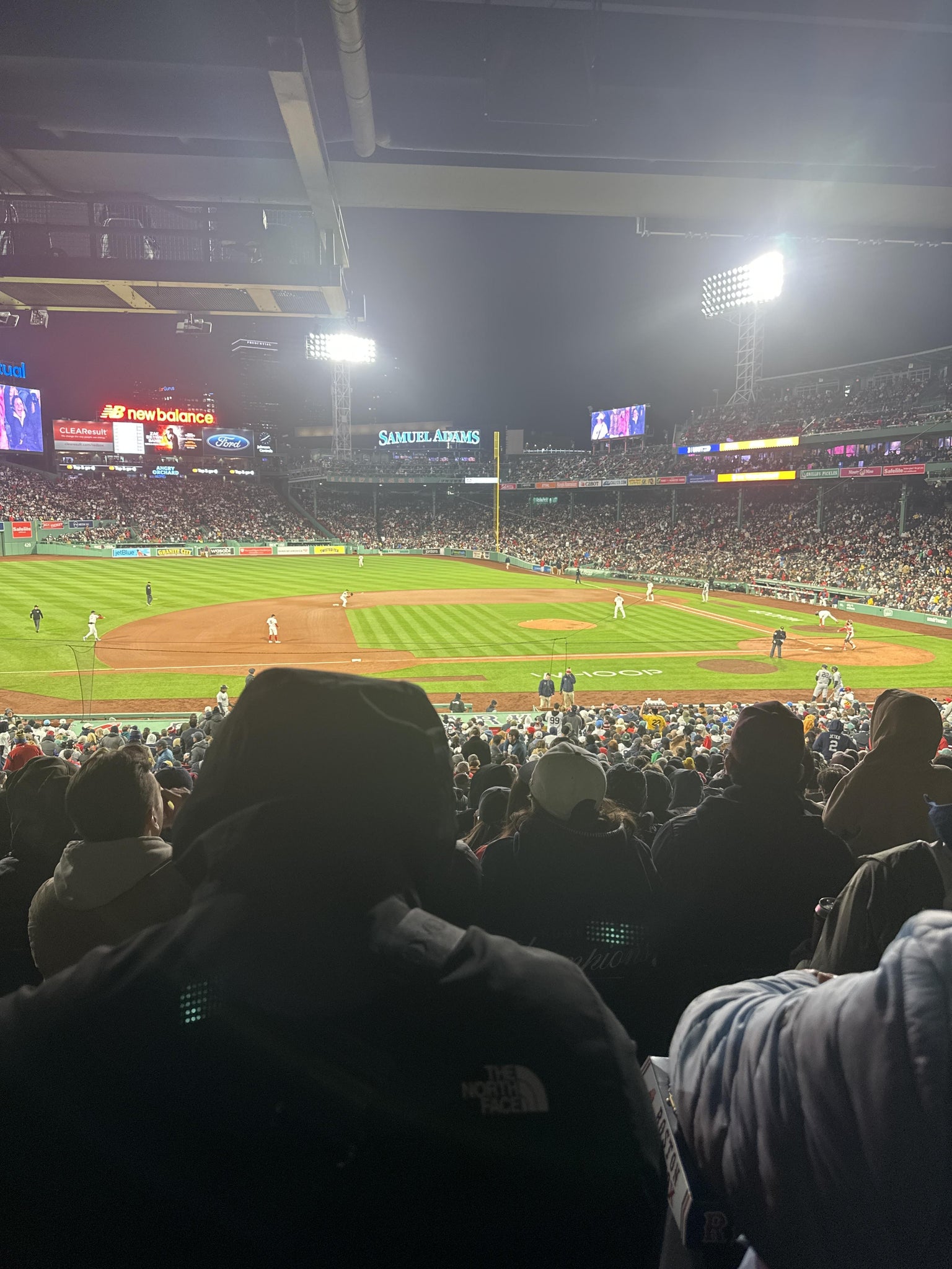 Vue réelle des fans prise de la Grandstand 26 au site Fenway Park par Sandra A
