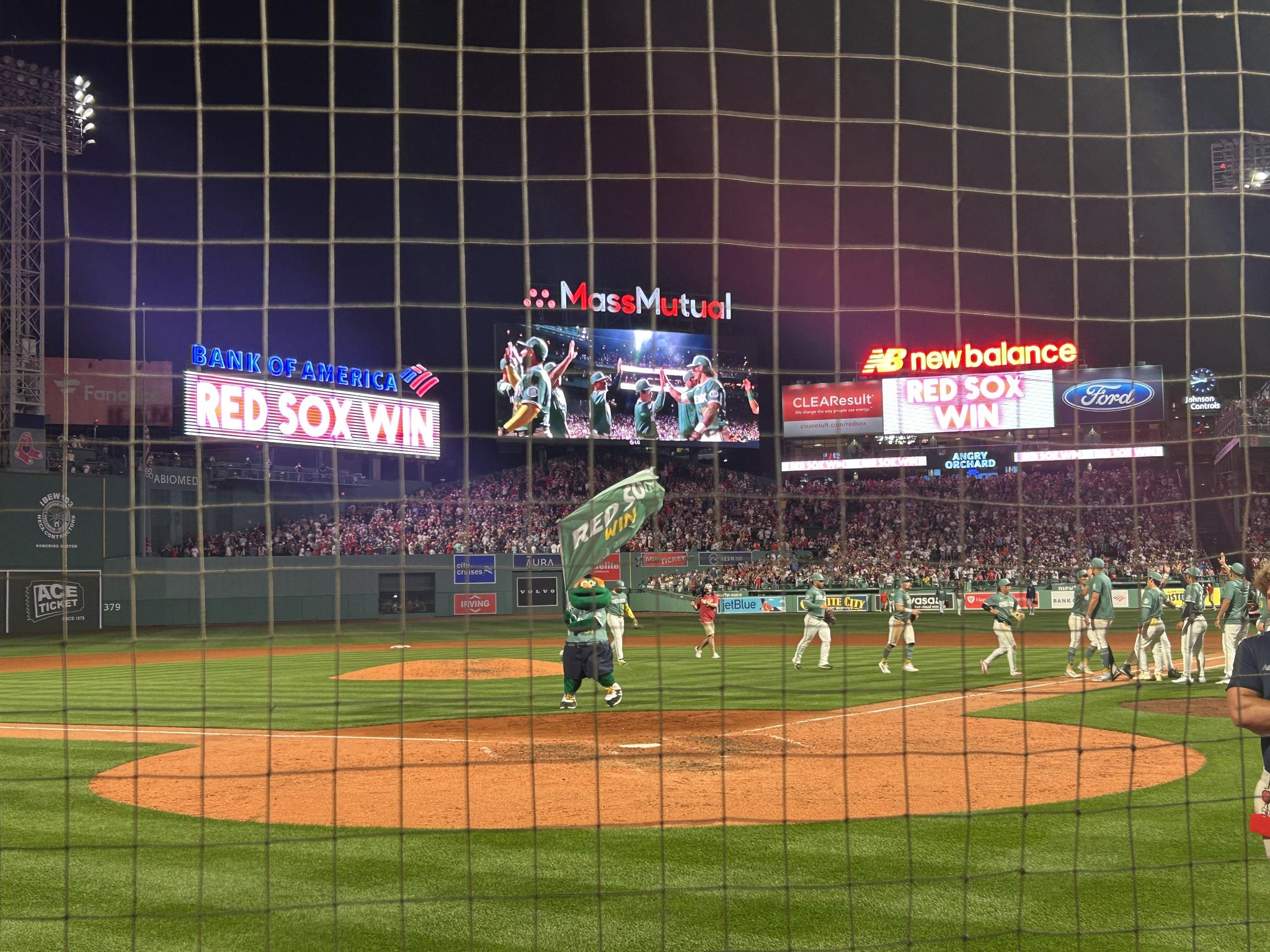 Vue réelle des fans prise de la Home Plate Dugout Box 46 au site Fenway Park par Richard S