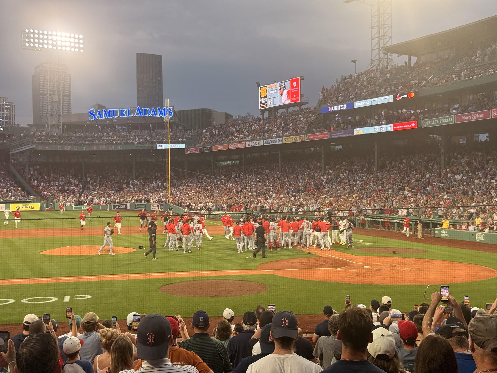 Vue réelle des fans prise de la Loge Box 144 au site Fenway Park par Jay S