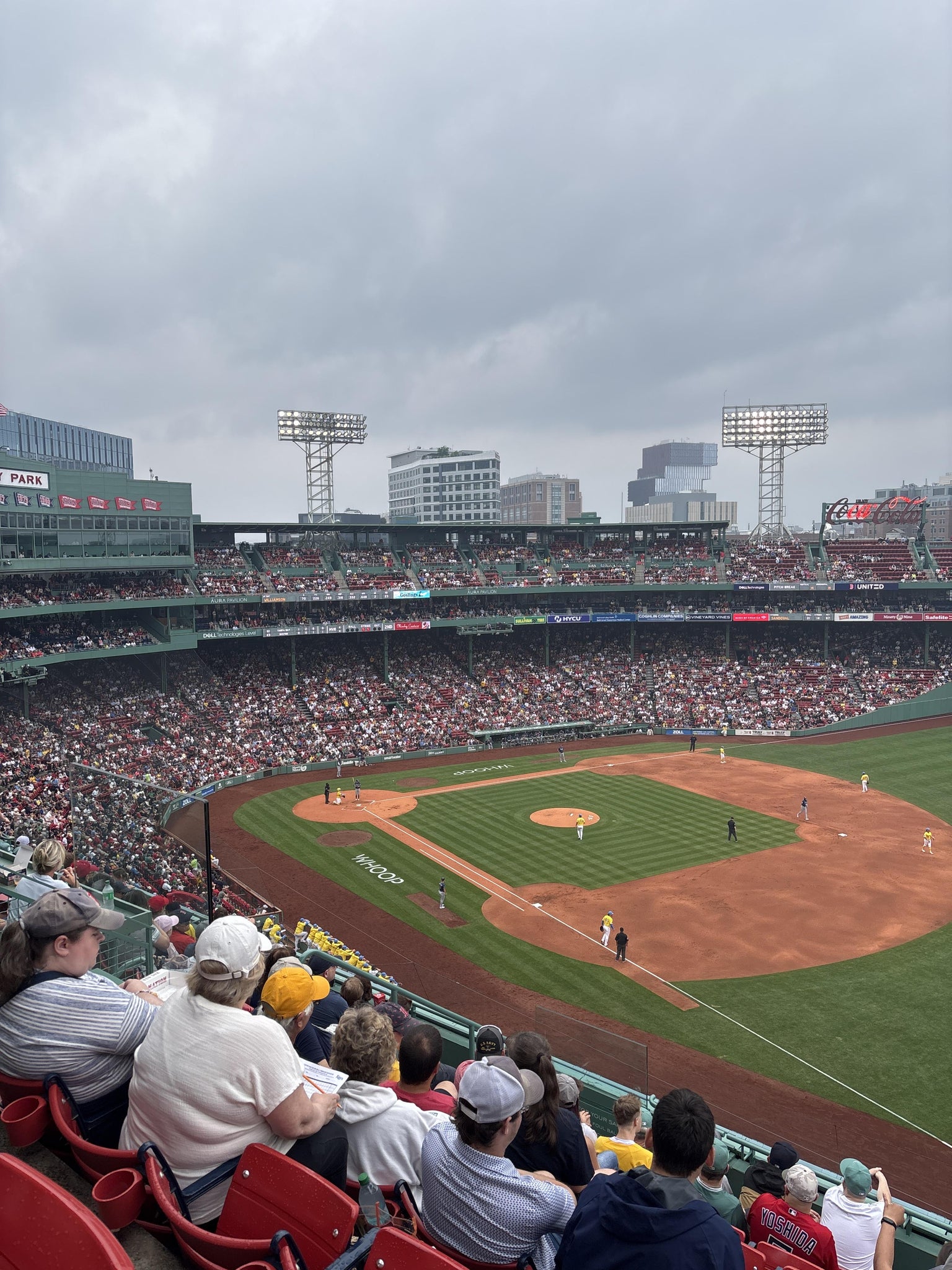 Vue réelle des fans prise de la Right Field Aura Pavilion Reserved 15 au site Fenway Park par Tim S