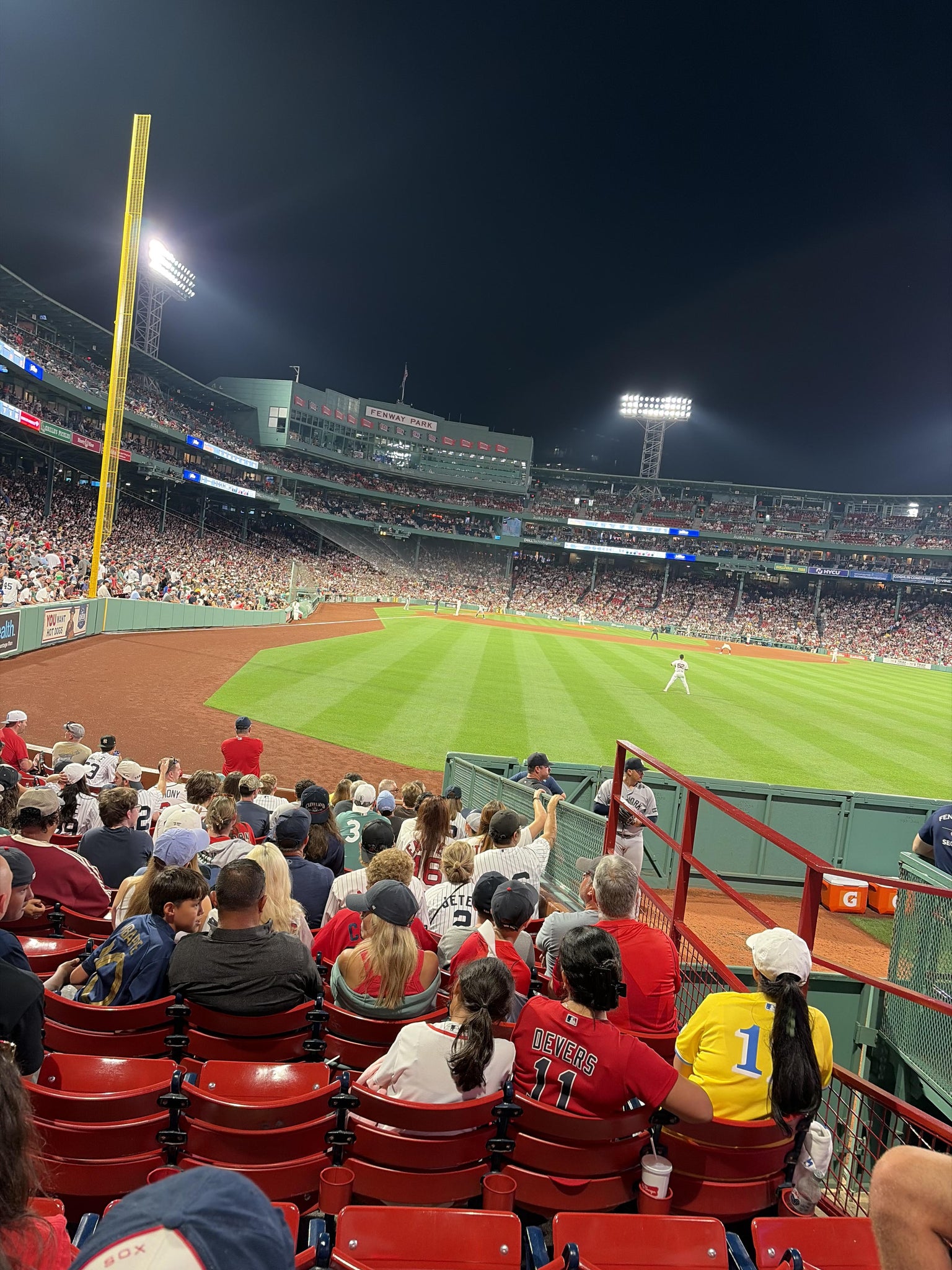 Vue réelle des fans prise de la Right Field Box 87 au site Fenway Park par John M