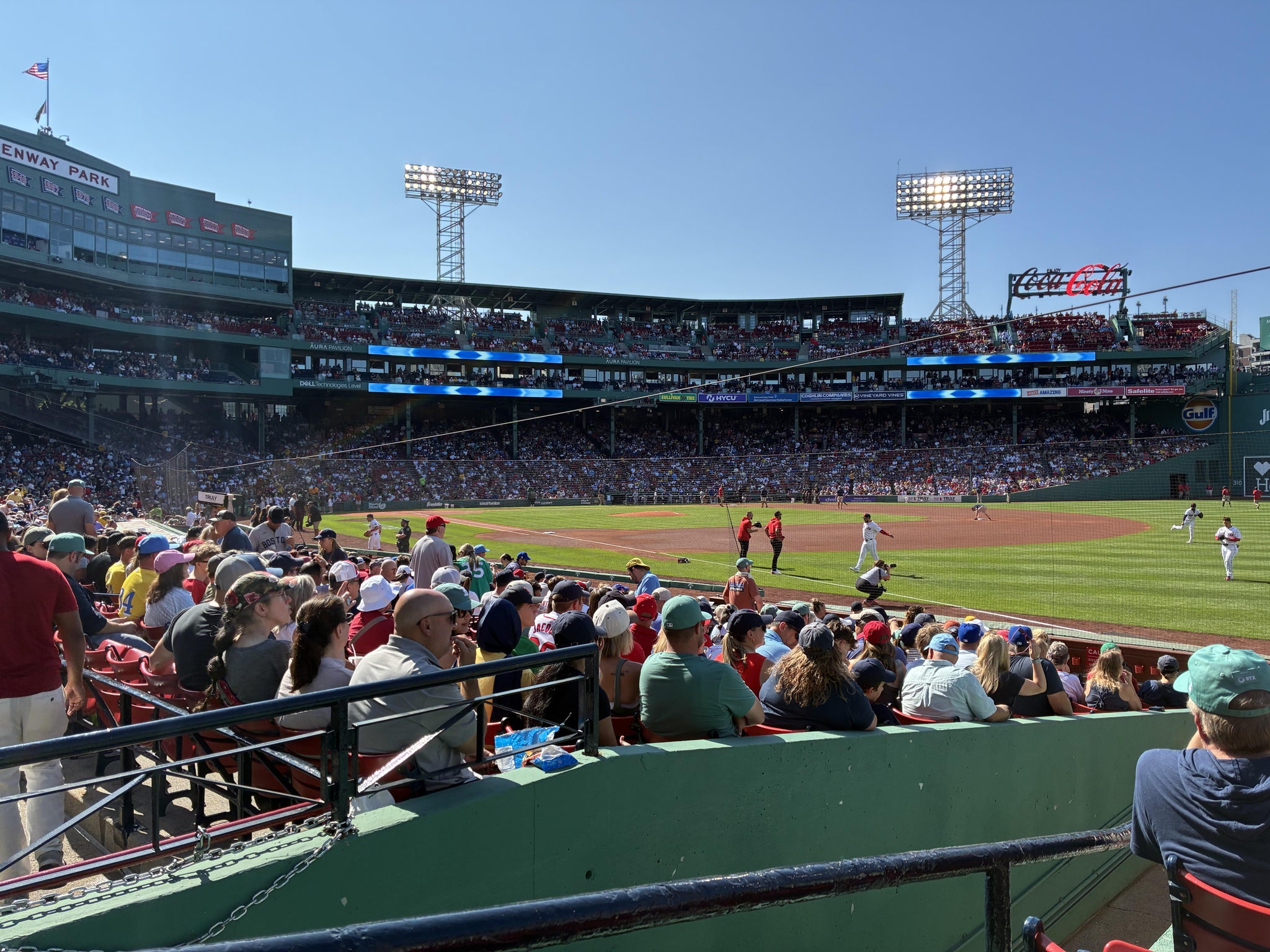 Vue réelle des fans prise de la Right Field Box 97 au site Fenway Park par John H