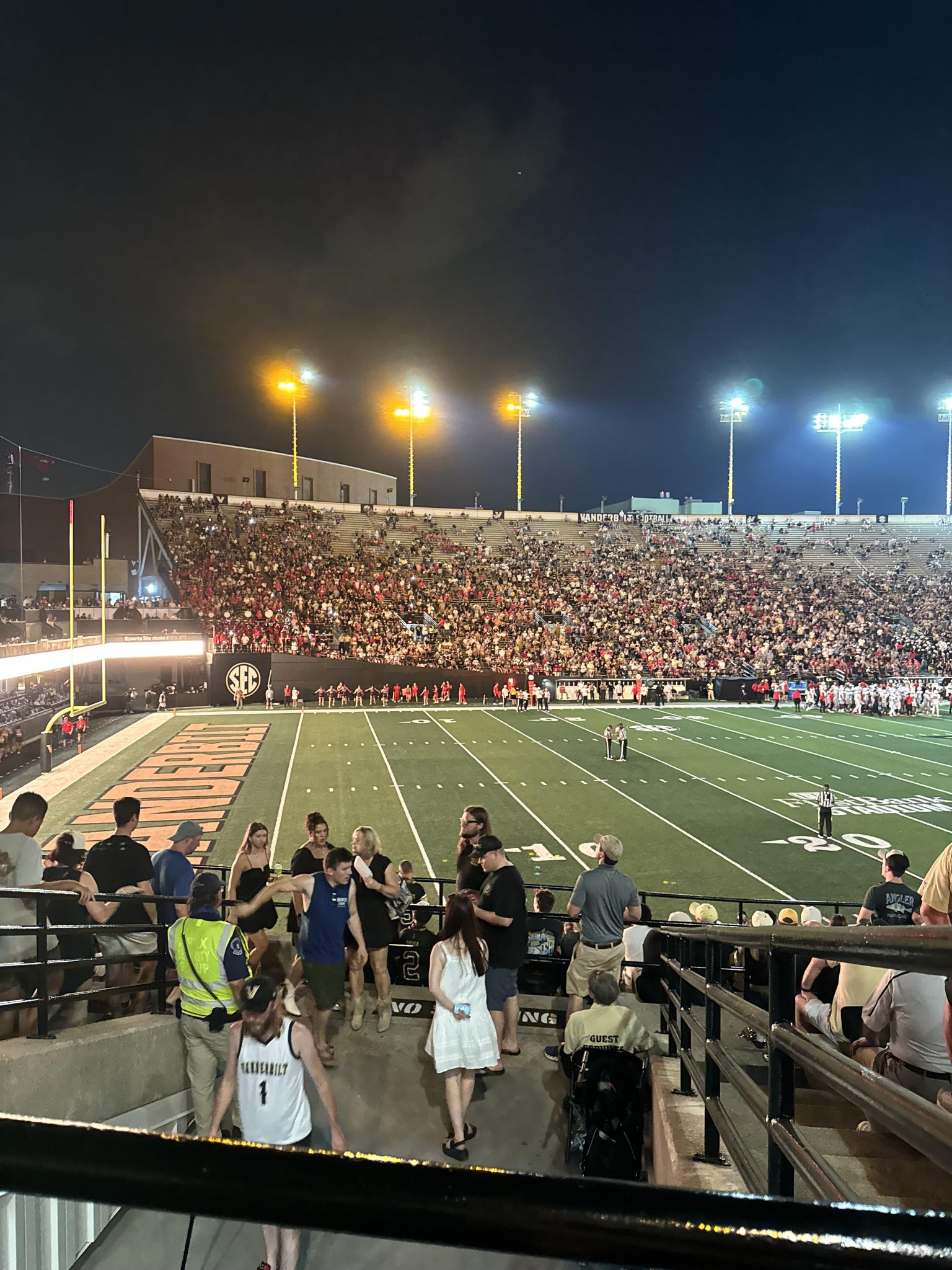 Vue réelle des fans prise de la Section A au site FirstBank Stadium par Mark D