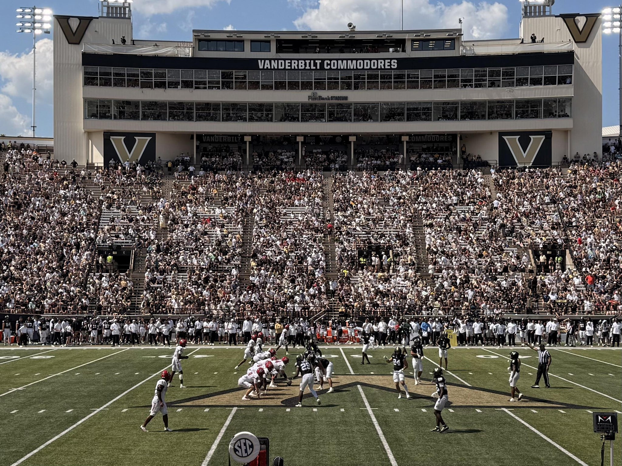 Vue réelle des fans prise de la Section S au site FirstBank Stadium par Anonymous User