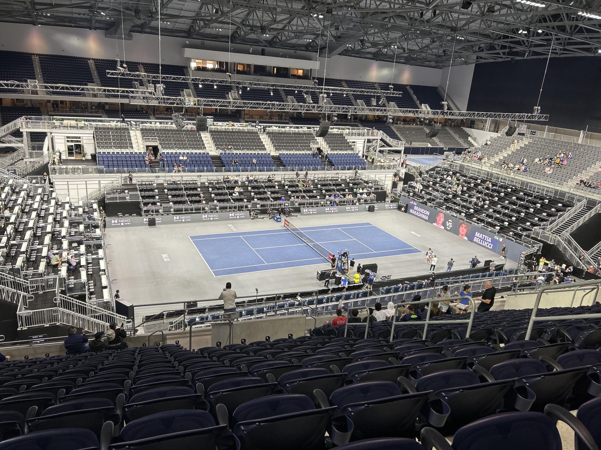 Vue réelle des fans prise de la Section 230 au site Ford Center par Tyler W
