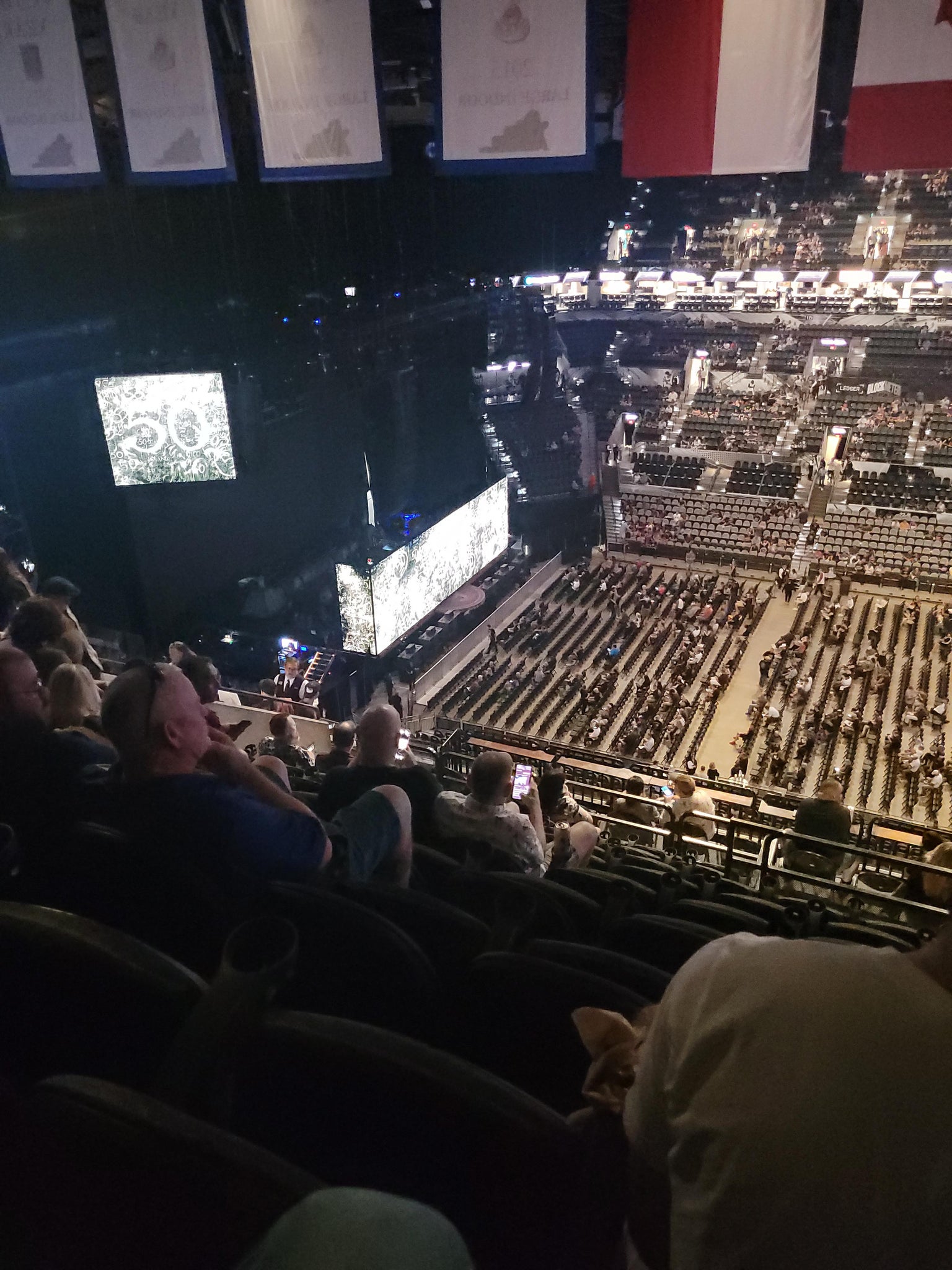 Vue réelle des fans prise de la Section 208 au site Frost Bank Center par John B